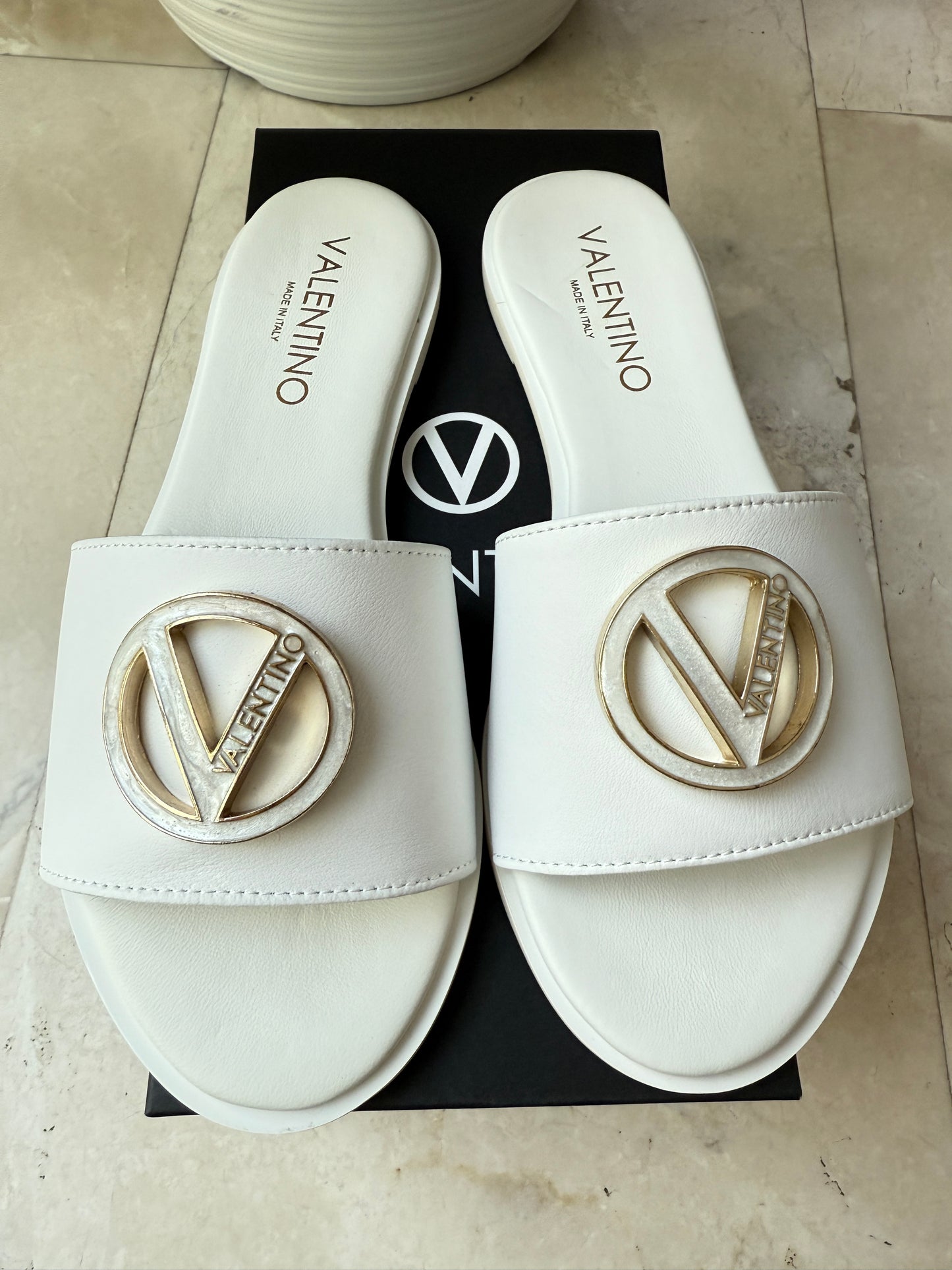 VALENTINO BY MARIO VALENTINO BUGOLA LEATHER LOGO SLIDE SANDAL WHITE SLIDES