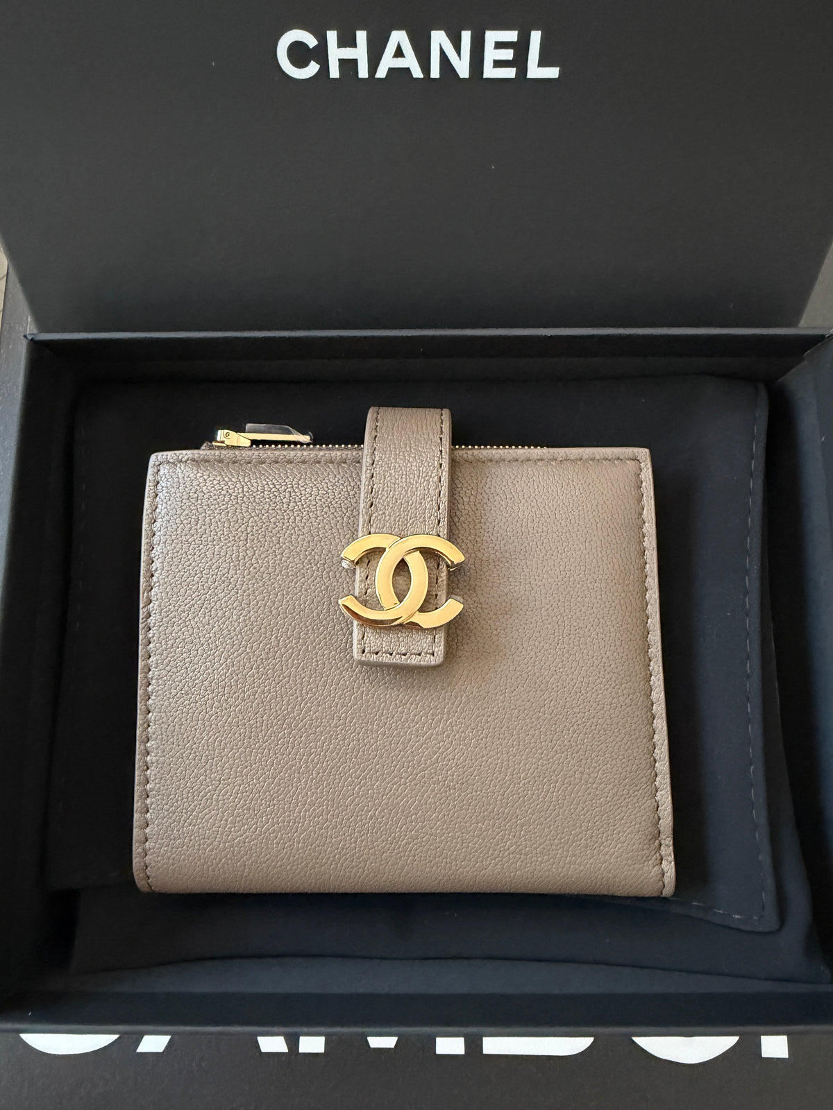 Chanel Metier’s d’Art 26A Bifold Dark Khaki Fonce Chèvre Leather Gold CC Logo Small Wallet Card Holder
