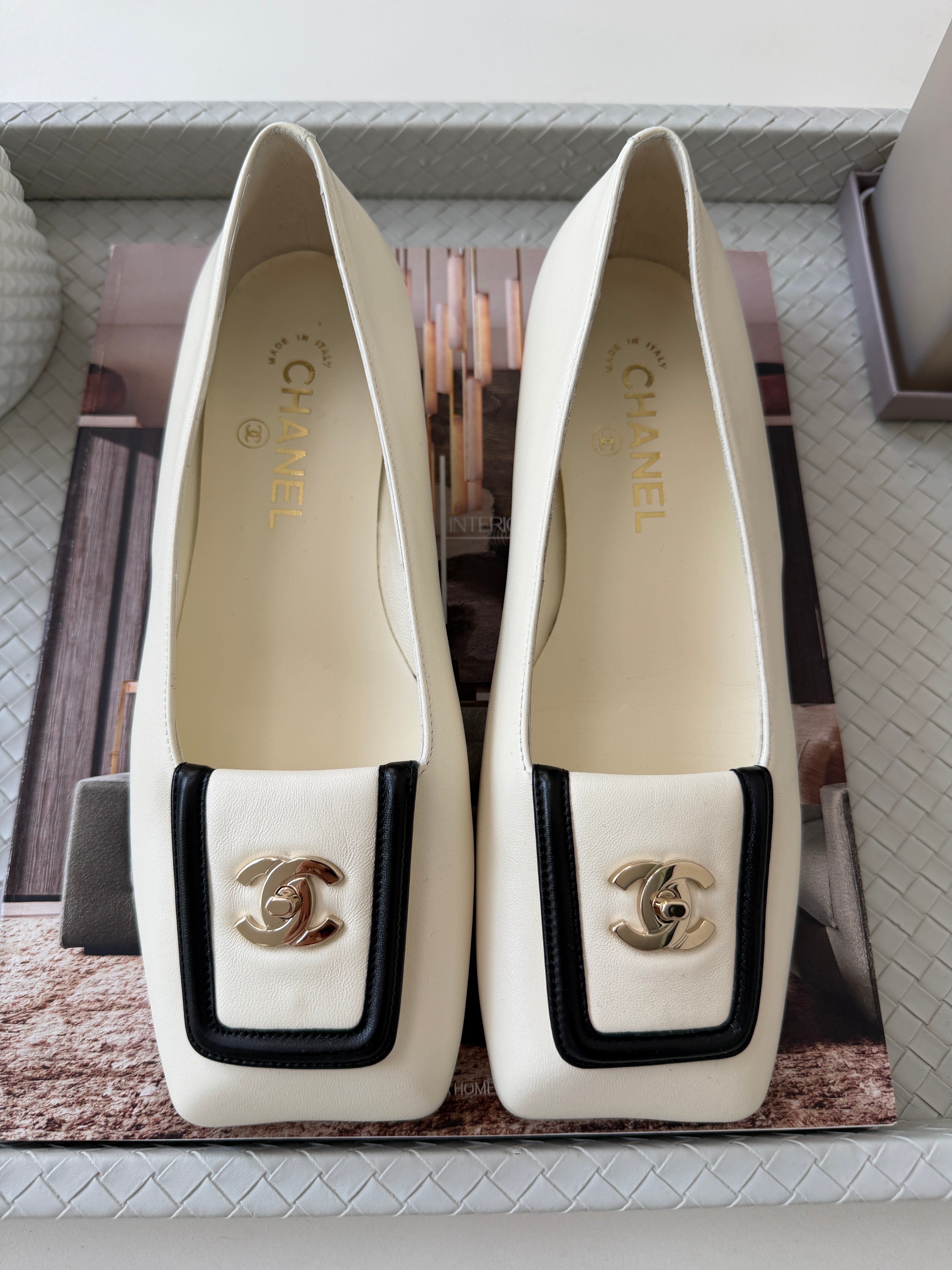 お値下げ☆CHANEL ホワイト ローヒールシューズ 99D3A502-95A4-43E6-85B5-