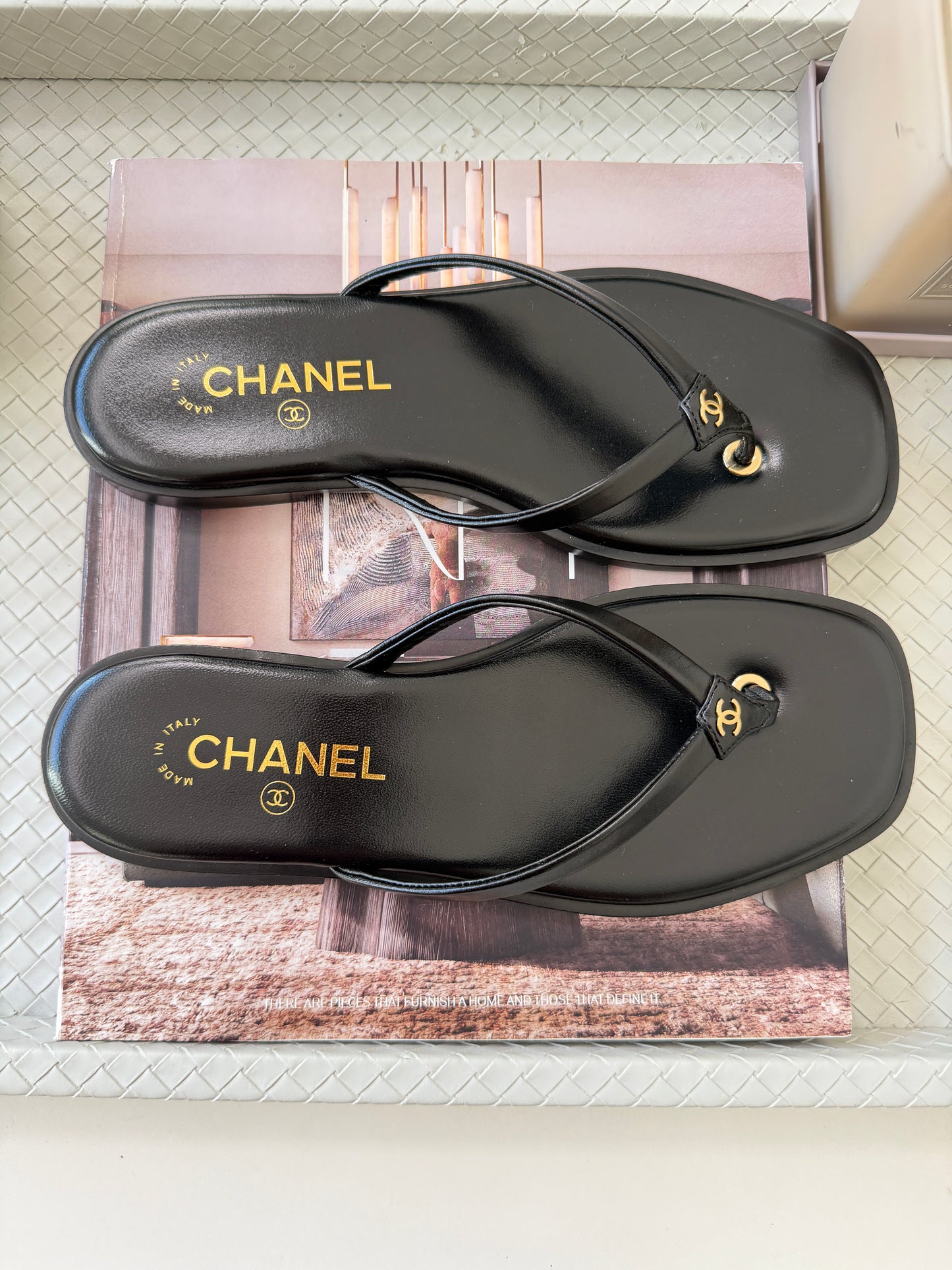 Chanel 2026 MÉTIERS D’ART Black Leather Gold CC Logo Flip Flops Slides Flat Sandals Thongs