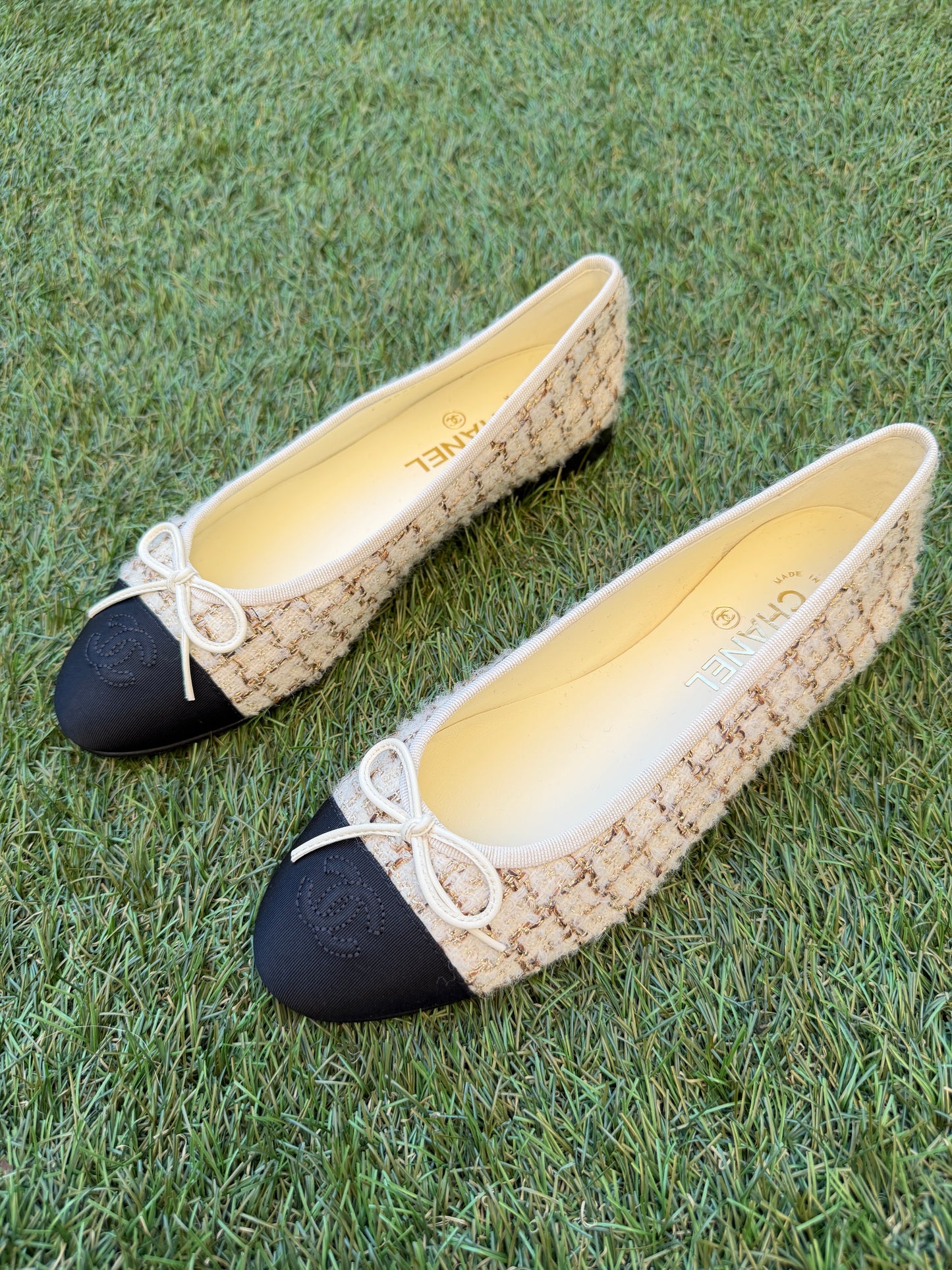 2025K CHANEL WOOL MOHAIR TWEED ECRU BEIGE GOLD FABRIC BALLET FLATS SHOES