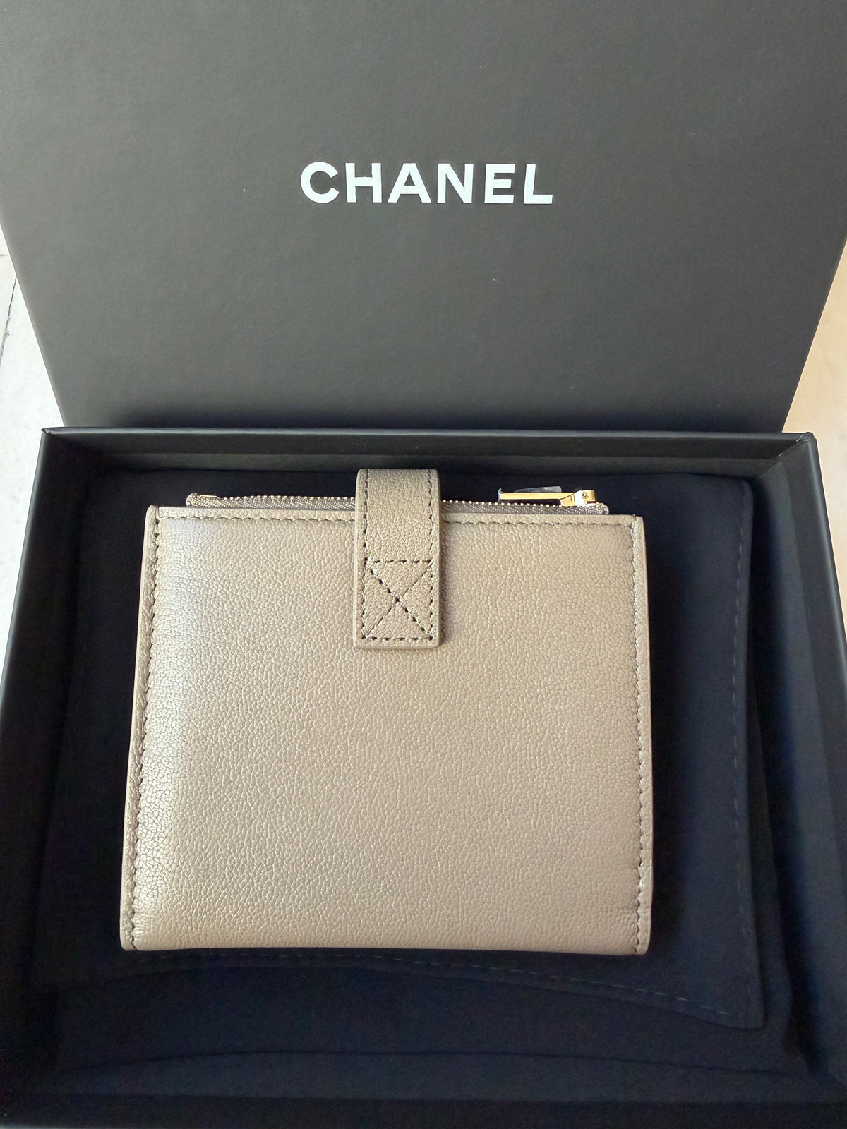Chanel Metier’s d’Art 26A Bifold Dark Khaki Fonce Chèvre Leather Gold CC Logo Small Wallet Card Holder