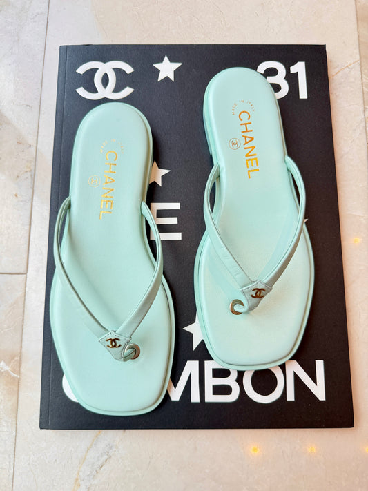 Chanel 2026 MÉTIERS D’ART Turquoise Leather Gold CC Logo Flip Flops Slides Flat Sandals Thongs