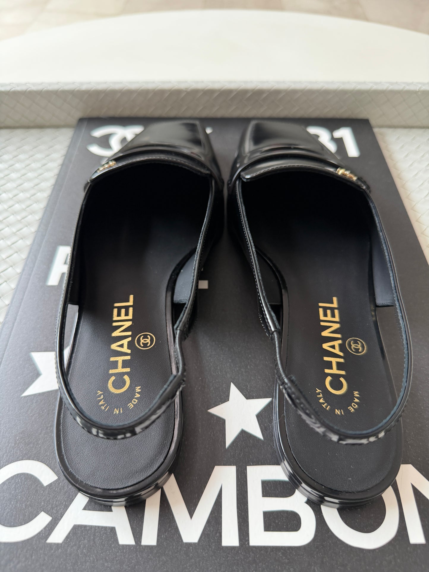 CHANEL F/W 2026 BLACK SHINY CALFSKIN LEATHER SLINGBACK LOAFER SHOES GOLD CC LOGO BLAZY