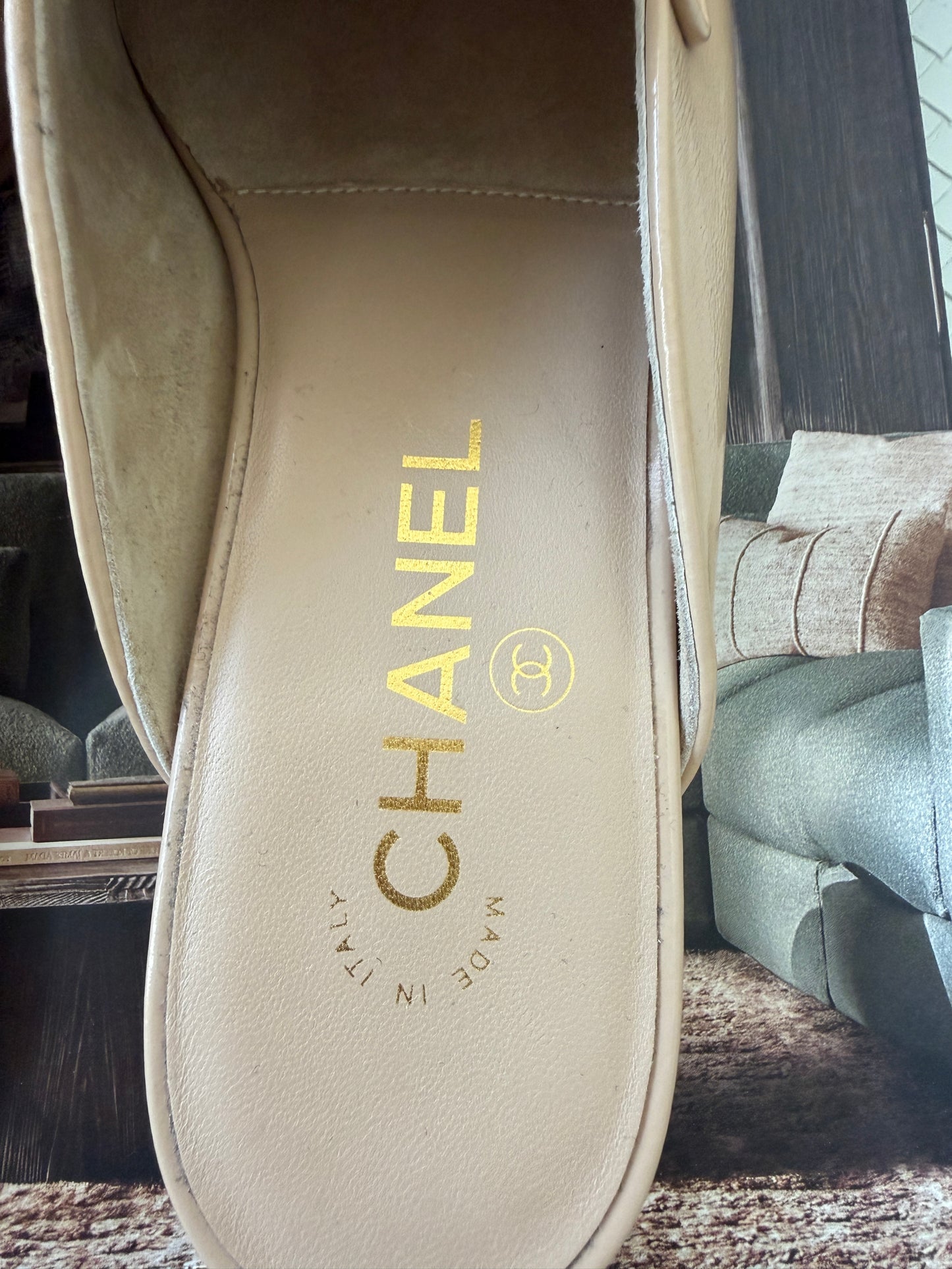 CHANEL GOLD CC LOGO WITH CRYSTALS CHAIN GOLD BEIGE NUDE PATENT LEATHER MULES SLIDES FLATS