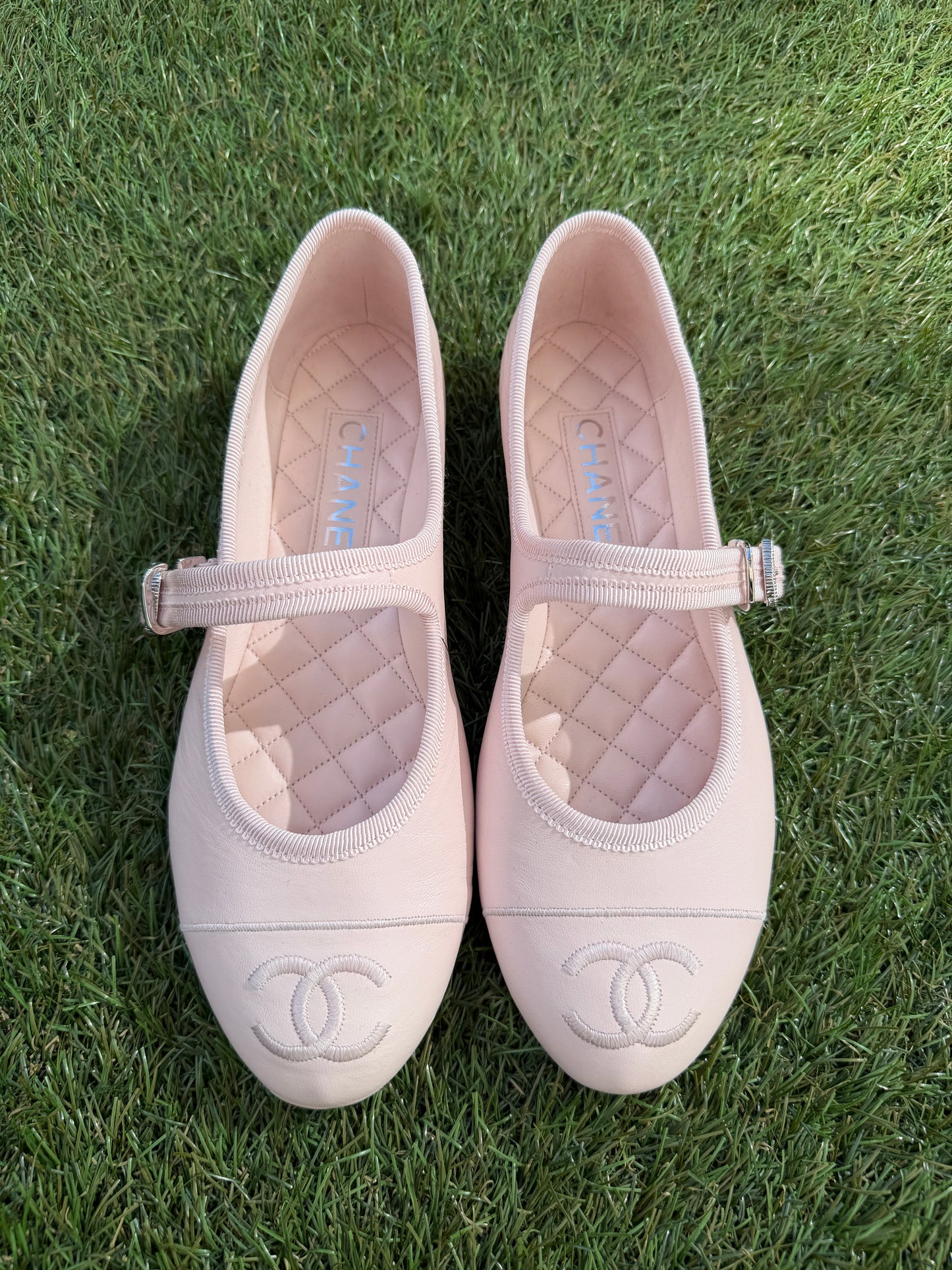 CHANEL CC LOGO LIGHT PINK LEATHER CAP TOE MARYJANE BALLET FLATS SHOES GOLD BUCKLE