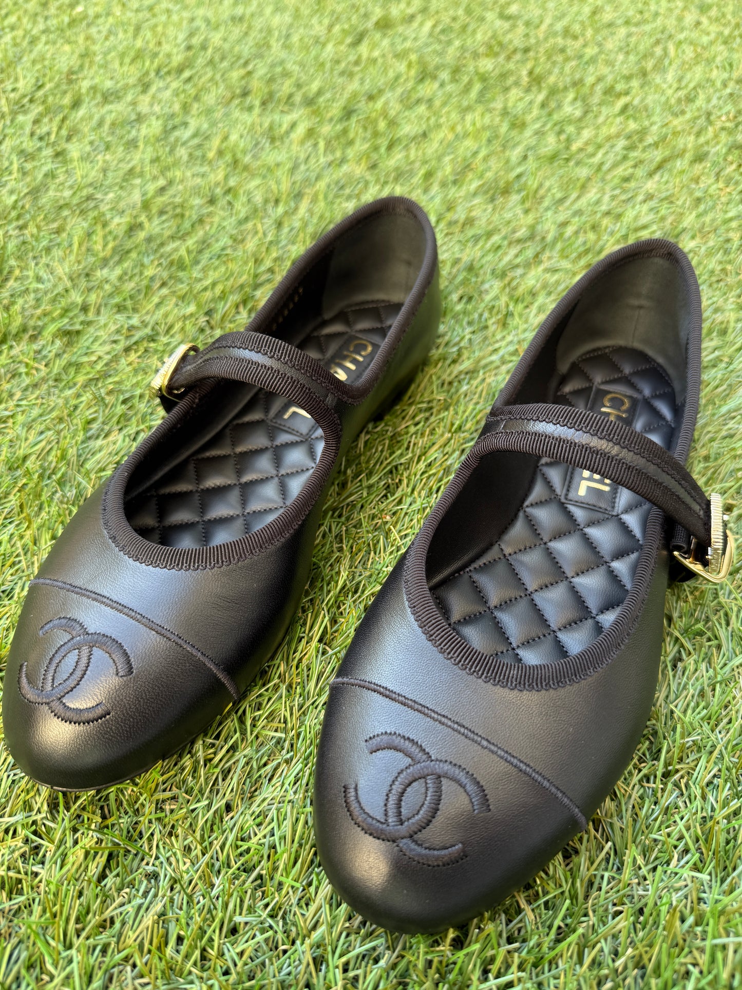 2025 CHANEL CC LOGO BLACK LEATHER CAP TOE MARYJANE BALLET FLATS SHOES GOLD BUCKLE