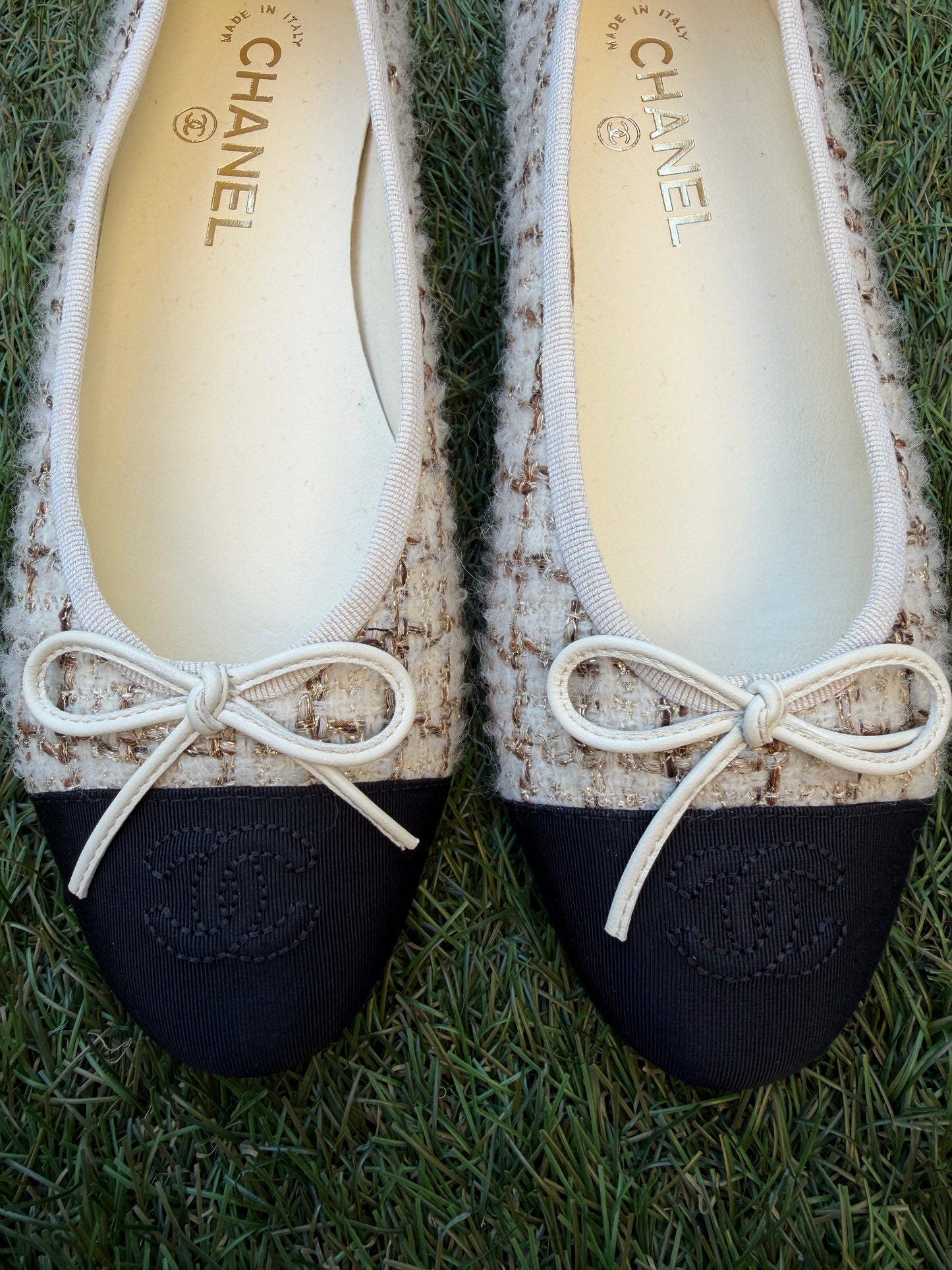 2025K CHANEL WOOL MOHAIR TWEED ECRU BEIGE GOLD FABRIC BALLET FLATS SHOES