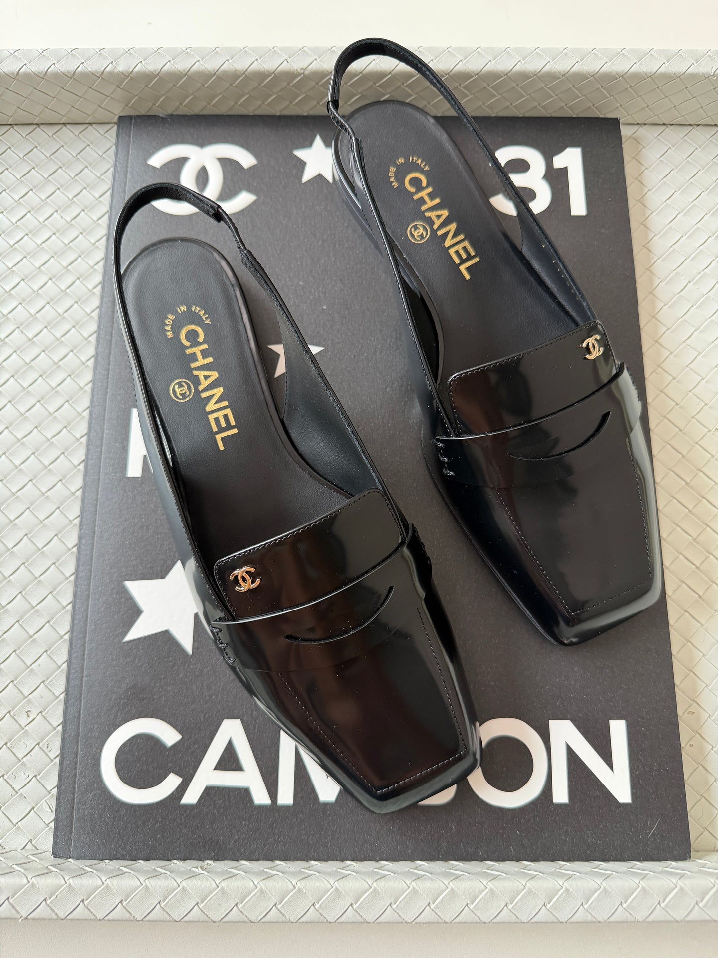 CHANEL F/W 2026 BLACK SHINY CALFSKIN LEATHER SLINGBACK LOAFER SHOES GOLD CC LOGO BLAZY