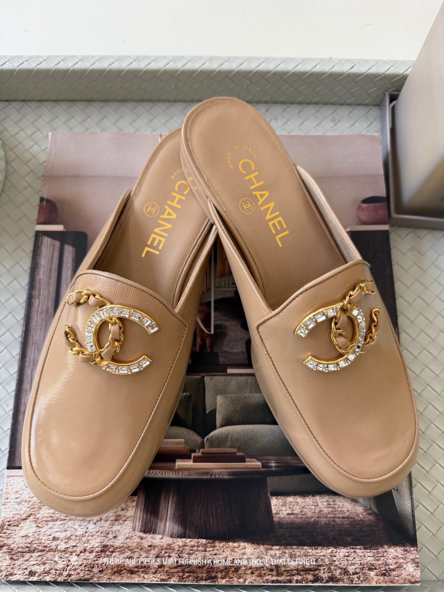 CHANEL GOLD CC LOGO WITH CRYSTALS CHAIN GOLD BEIGE NUDE PATENT LEATHER MULES SLIDES FLATS