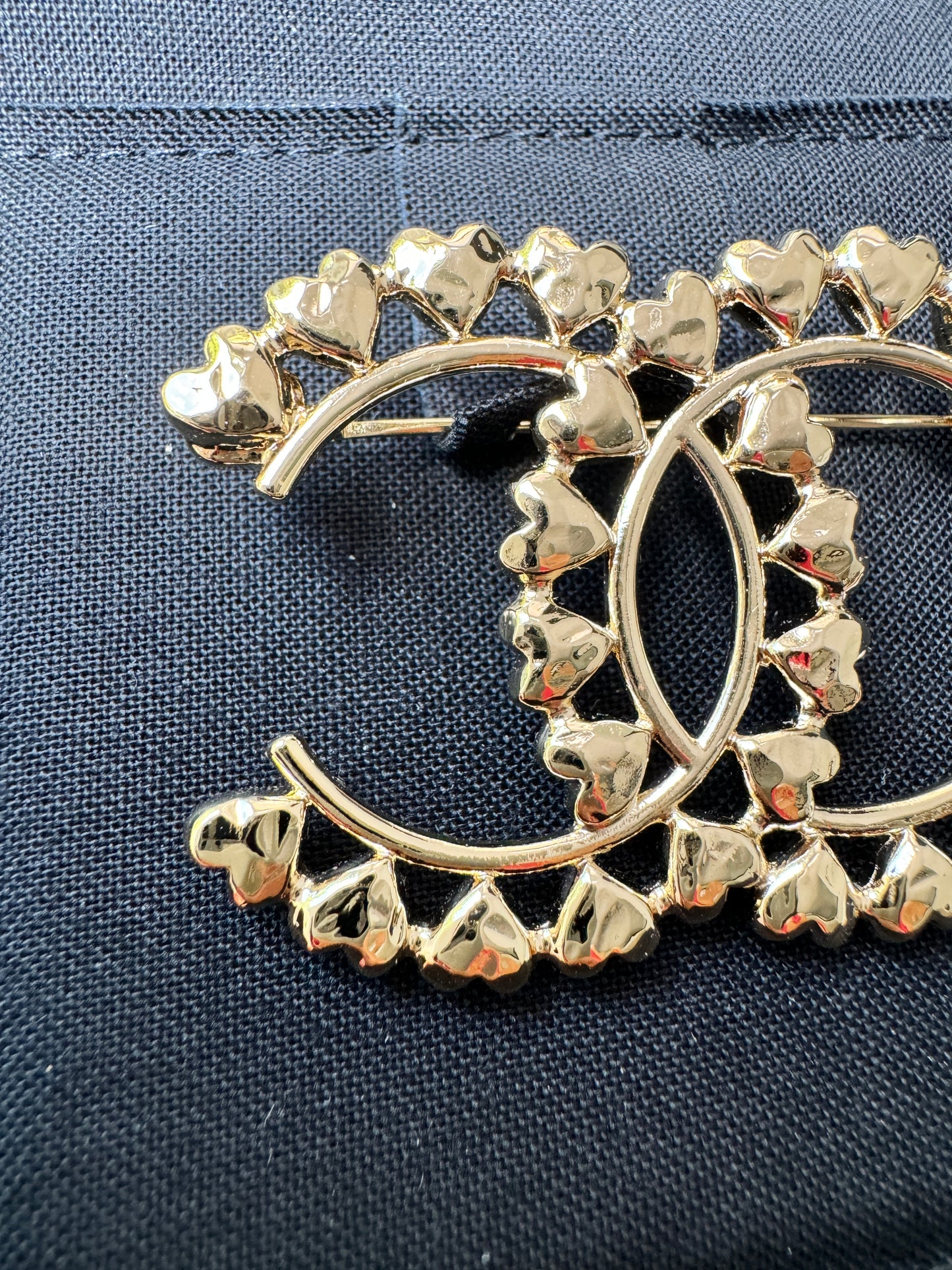 CHANEL 23P CLASSIC GOLD TONE LARGE BIG CC LOGO HEARTS HEART BROOCH PIN