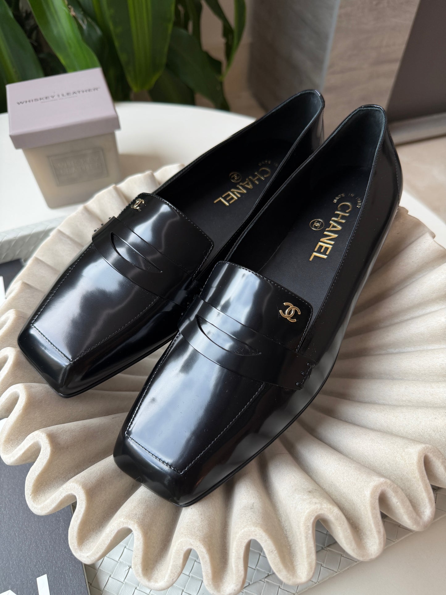 CHANEL F/W 2026 BLACK SHINY CALFSKIN LEATHER LOAFERS SQUARE TOE BLAZY FLATS