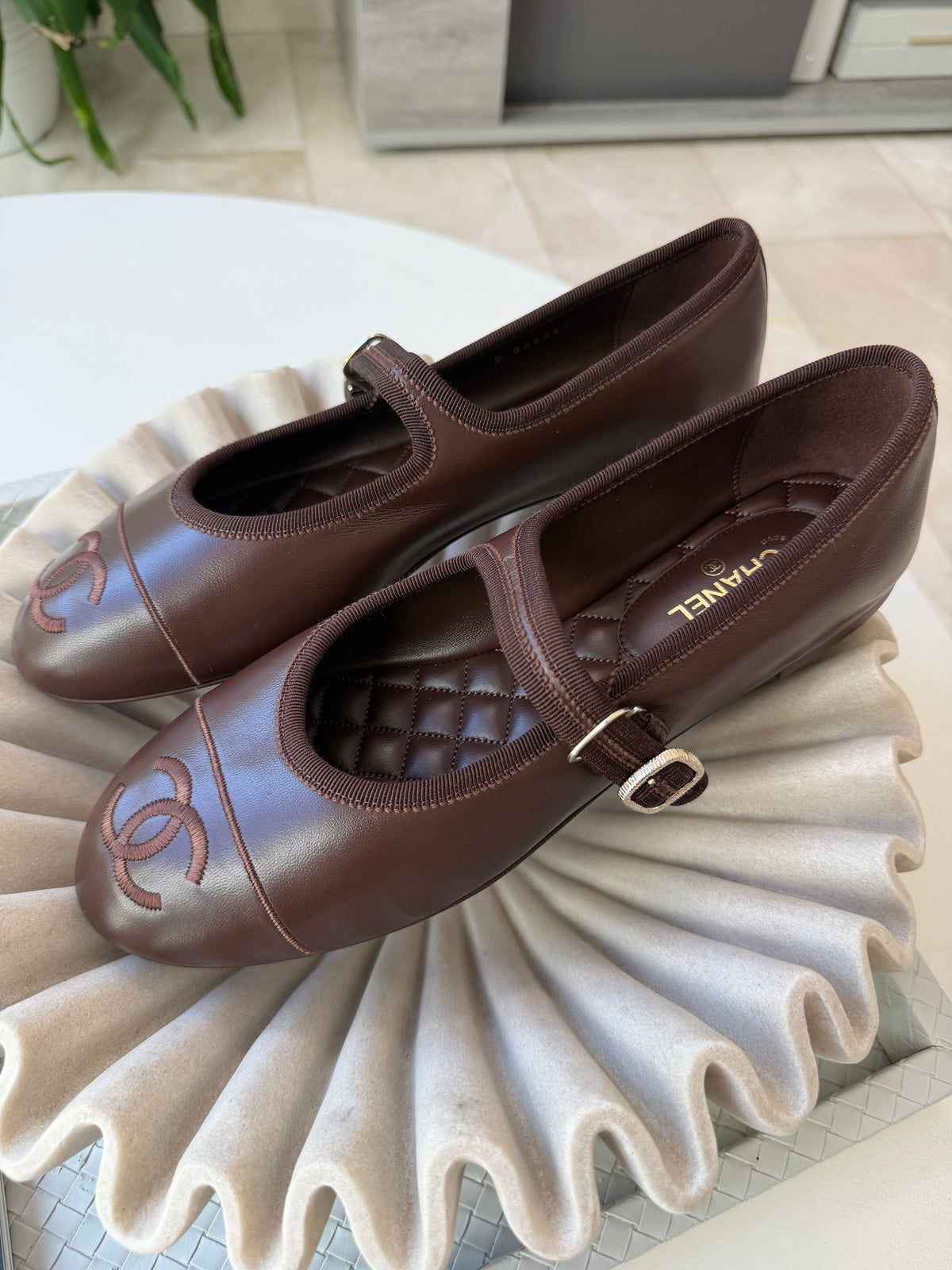 CHANEL CC LOGO BROWN MARRON FONCE LEATHER MARYJANE BALLET FLATS SHOES GHW