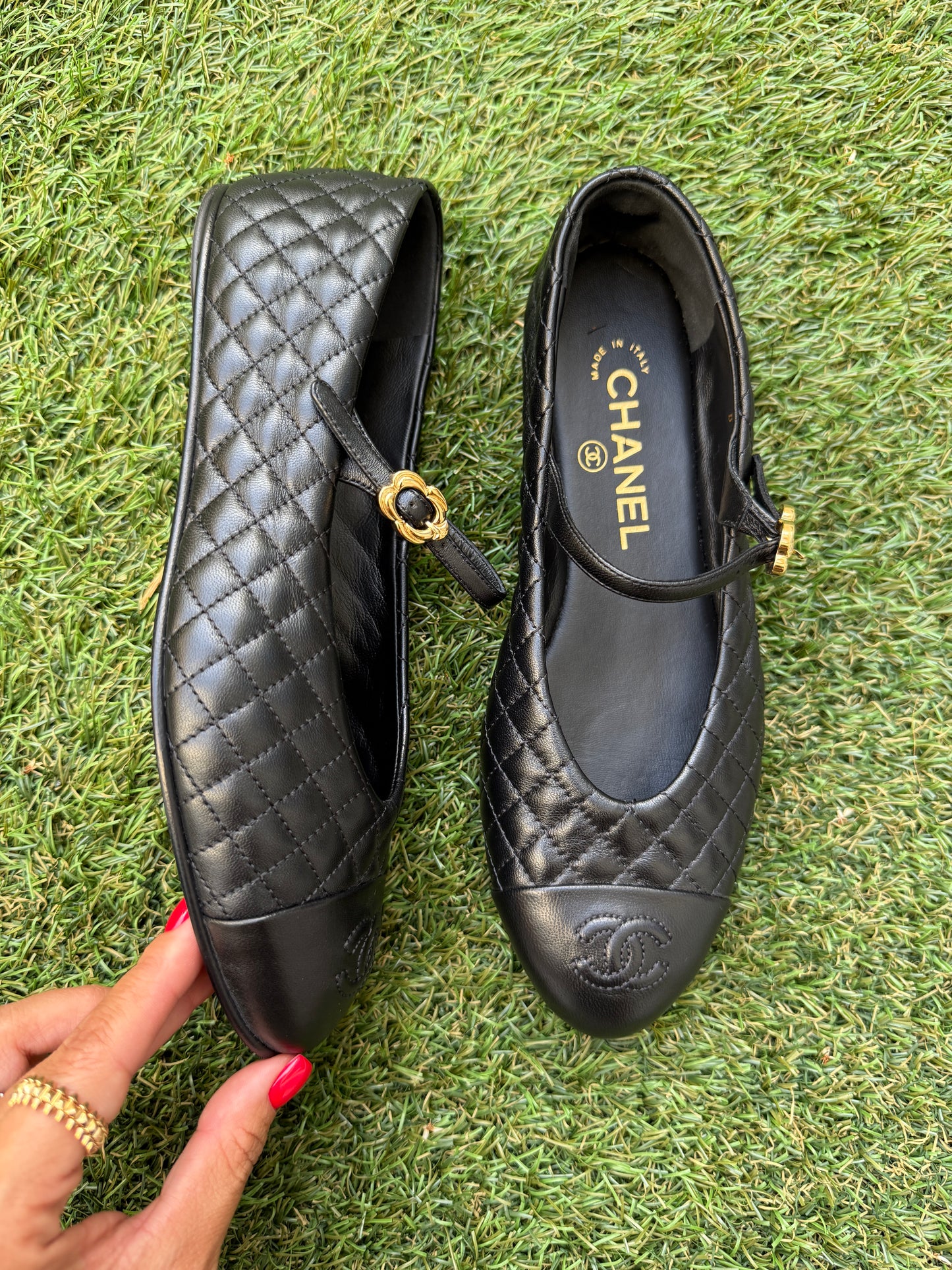 CHANEL CC LOGO BLACK LEATHER MARYJANE BALLET FLATS GOLD BUCKLE 37/37C MISMATCH