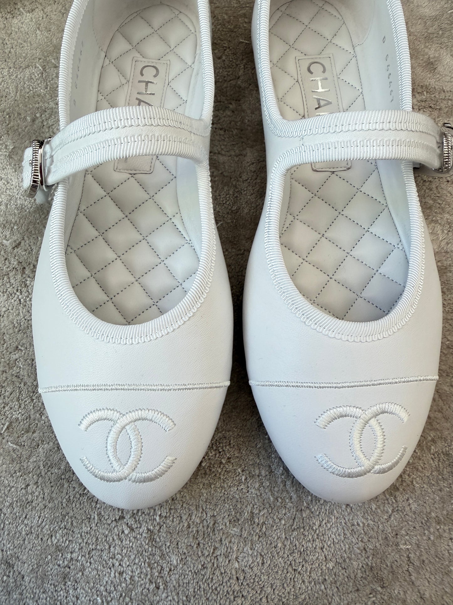 CHANEL CC LOGO WHITE LEATHER CAP TOE MARYJANE BALLET FLATS WITH SILVER BUCKLE BALLERINA