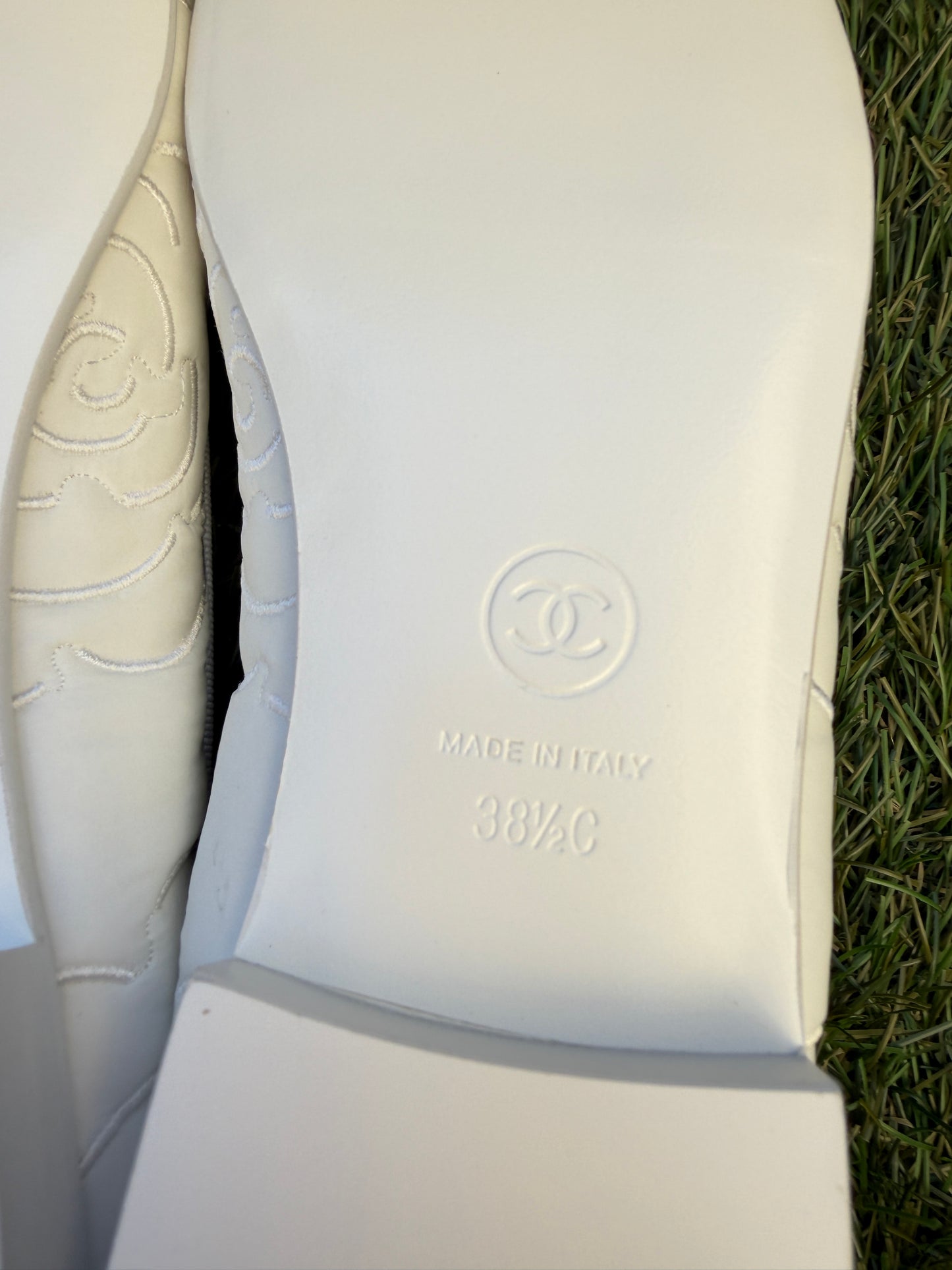 CHANEL WHITE LOGO CAMELLIA EMBOSSED EMBROIDERED FABRIC NYLON BALLET BALLERINA FLATS CAP TOE