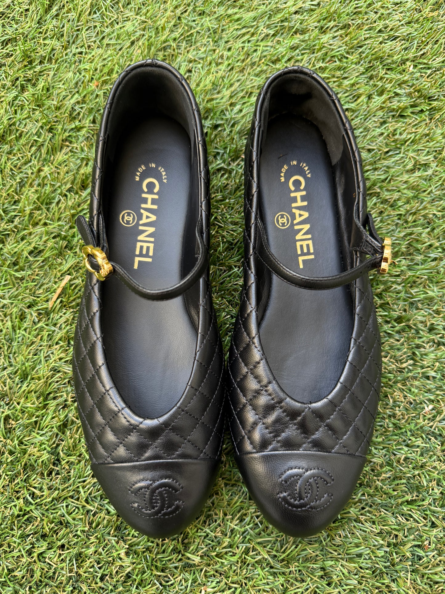 CHANEL CC LOGO BLACK LEATHER MARYJANE BALLET FLATS GOLD BUCKLE 37/37C MISMATCH