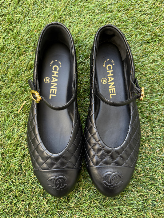 CHANEL CC LOGO BLACK LEATHER MARYJANE BALLET FLATS GOLD BUCKLE 37/37C MISMATCH