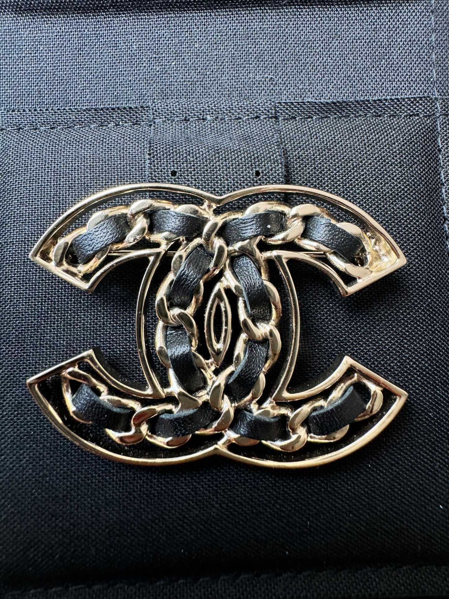CHANEL 19P CLASSIC GOLD TONE LARGE BIG CC LOGO CHAIN BLACK LEATHER BROOCH PIN