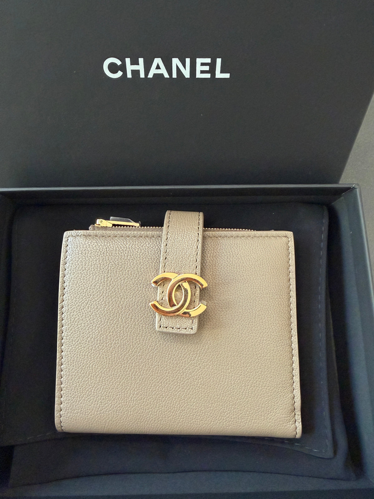 Chanel Metier’s d’Art 26A Bifold Dark Khaki Fonce Chèvre Leather Gold CC Logo Small Wallet Card Holder