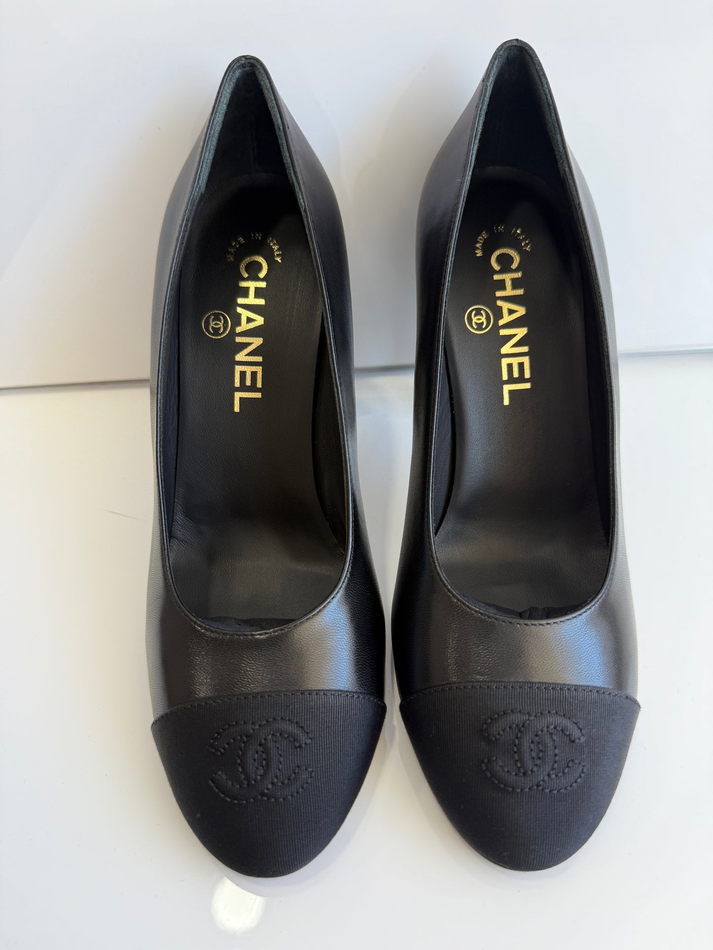 CHANEL CLASSIC CC LOGO GROSGRAIN CAP TOE BLACK LAMBSKIN LEATHER HEELS PUPMS