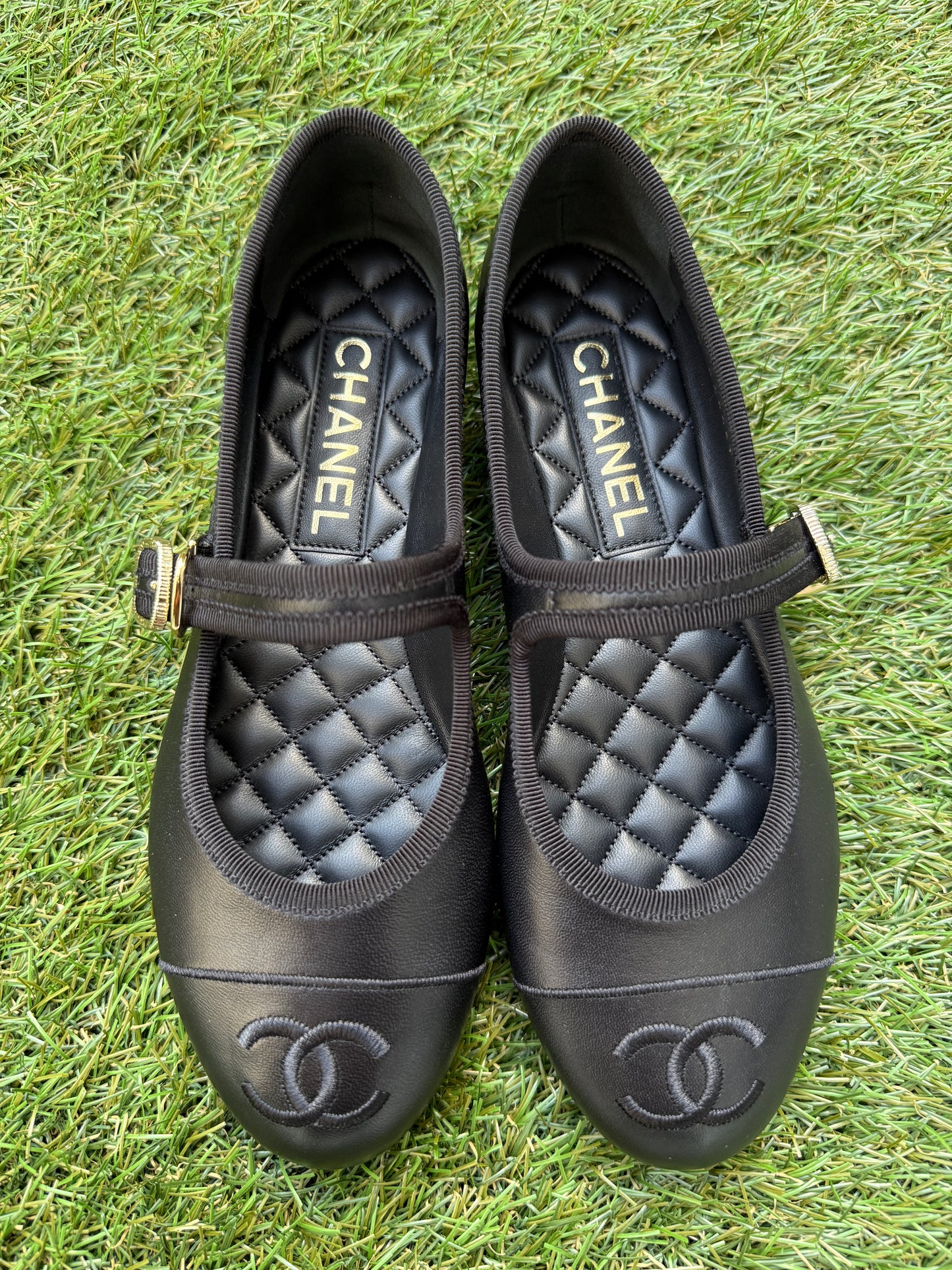 2025 CHANEL CC LOGO BLACK LEATHER CAP TOE MARYJANE BALLET FLATS SHOES GOLD BUCKLE