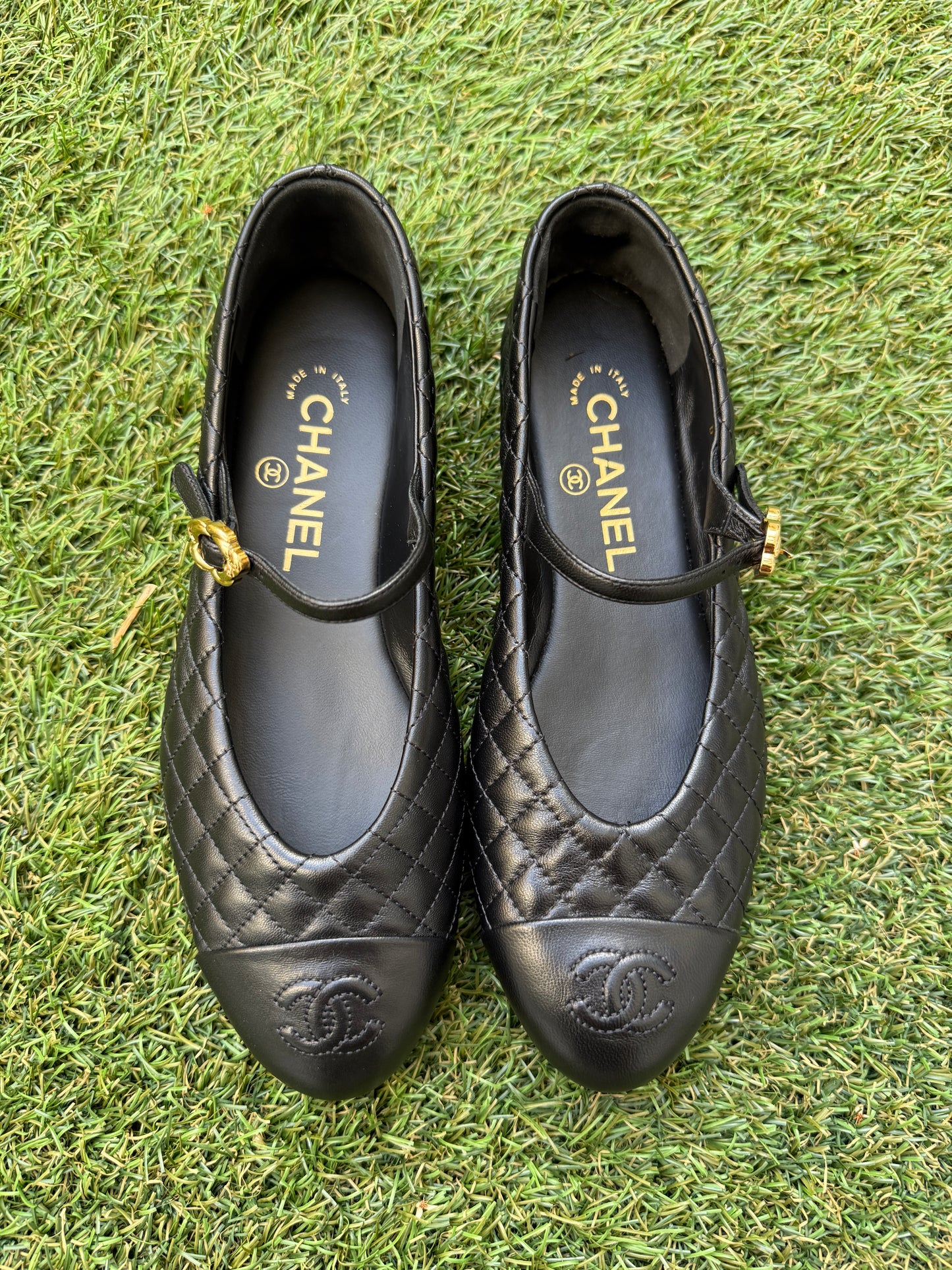 CHANEL CC LOGO BLACK LEATHER MARYJANE BALLET FLATS GOLD BUCKLE 37/37C MISMATCH