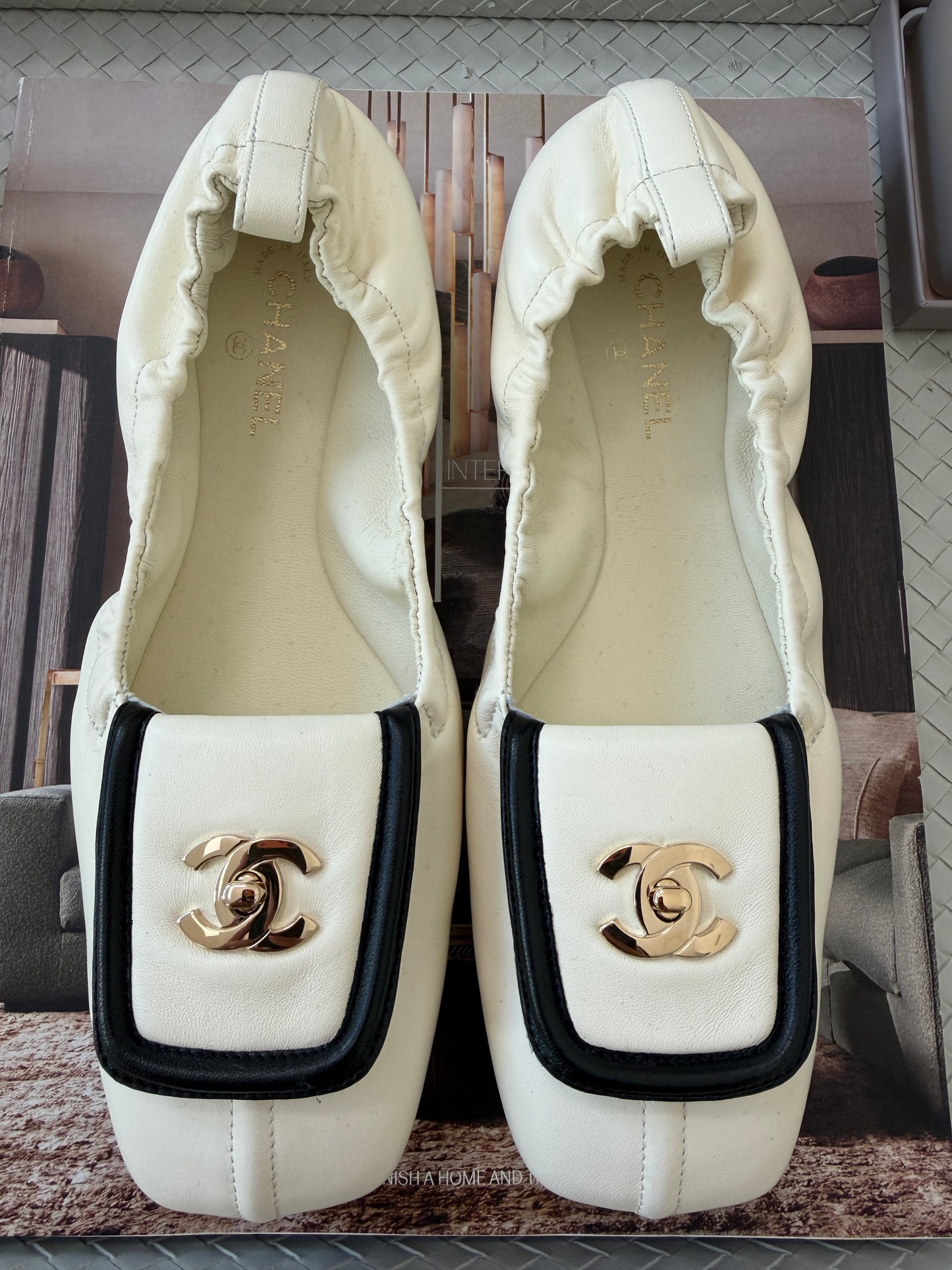 Chanel SS 26 Blazy Ivory Lambskin Square Toe CC Logo Turn-lock Crunchy Ballet Flats