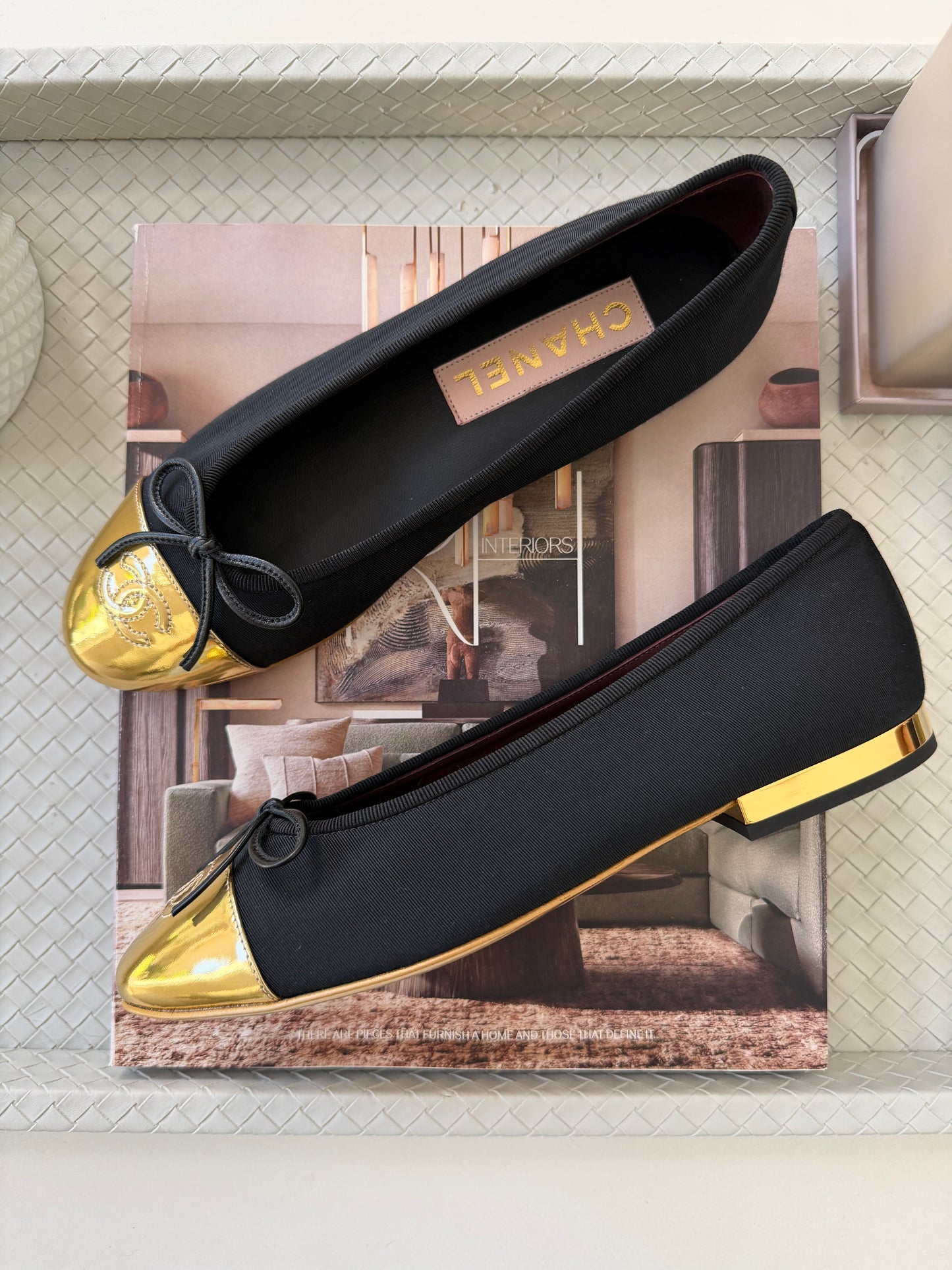 CHANEL GOLD METALLIC GROSGRAIN CC LOGO CAPTOE BLACK FABRIC BALLET FLATS SHOES