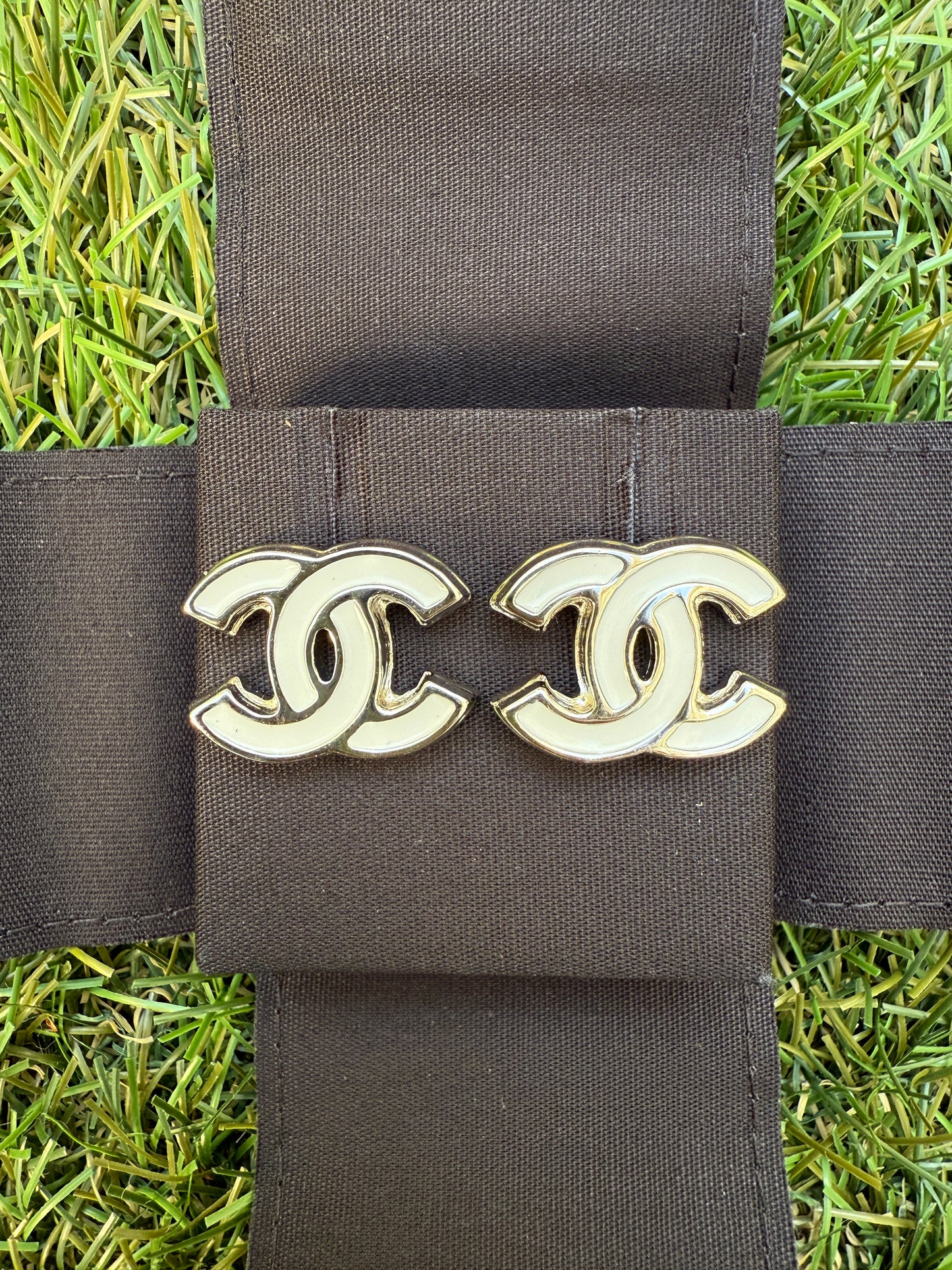 2025 25S CHANEL WHITE SILVER CC LOGO RESIN ENAMEL METAL STUDS EARRINGS SOLD OUT