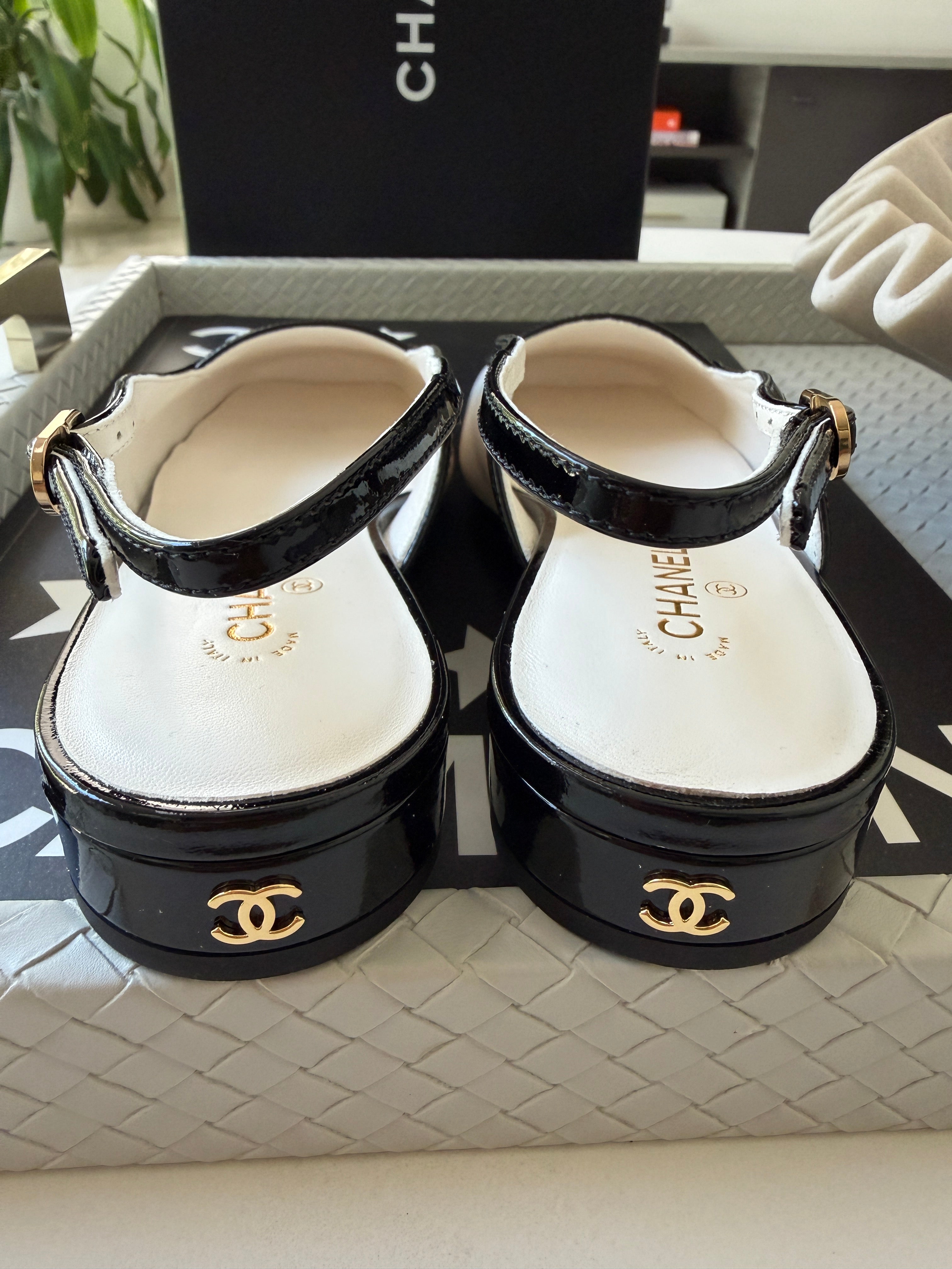 Chanel 26B White Black Blanc Noir Lambskin Patent Square Toe Bold