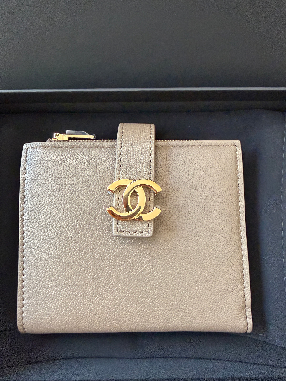 Chanel Metier’s d’Art 26A Bifold Dark Khaki Fonce Chèvre Leather Gold CC Logo Small Wallet Card Holder