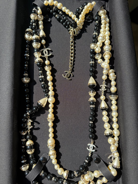 CHANEL 2021A GOLD TONE CC LOGO WHITE/BLACK PEARLS CRYSTAL BALLS TRIPLE LONG NECKLACE