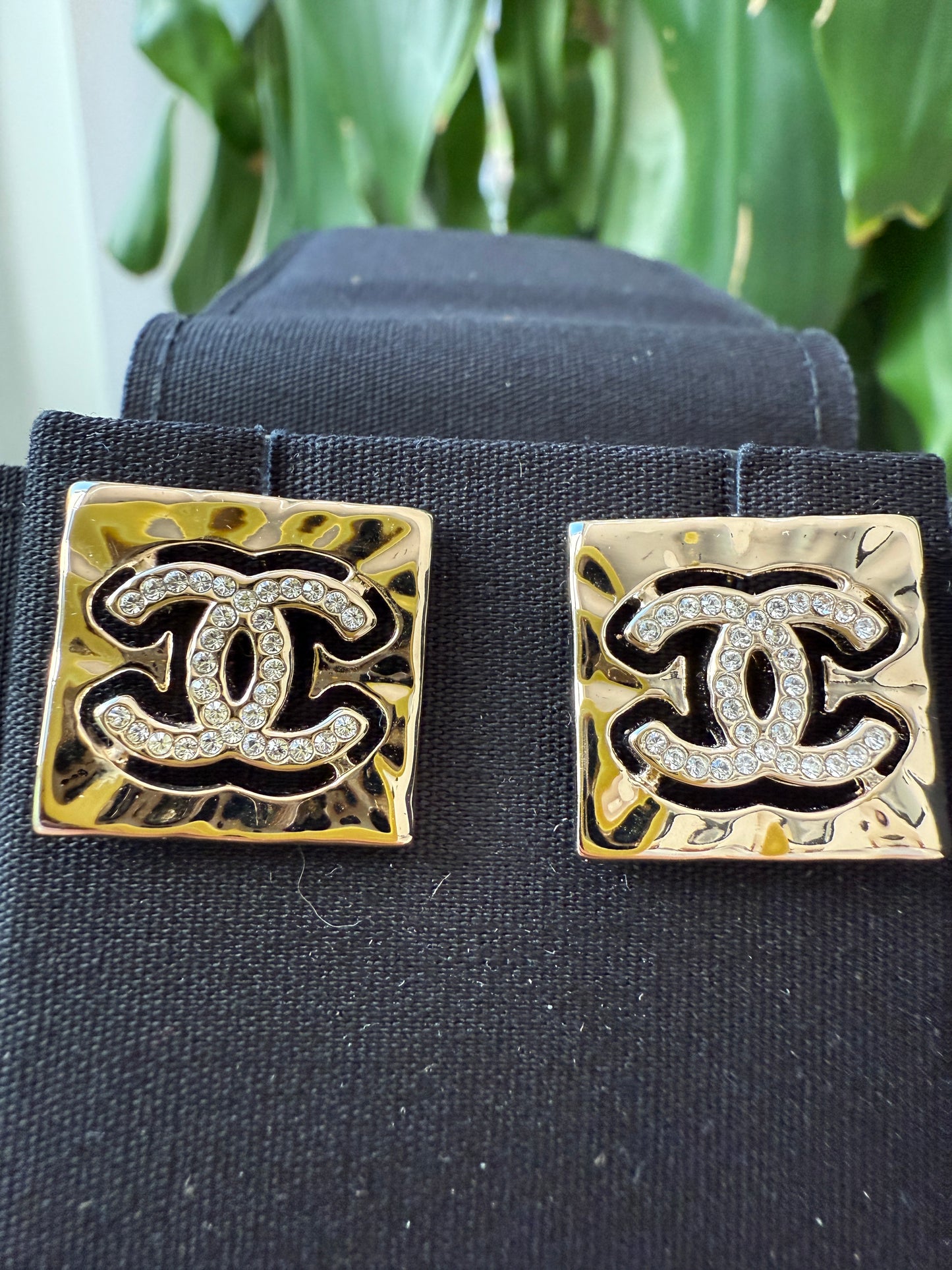2022S CHANEL RUNWAY SQUARE GOLD CC LOGO WHITE CRYSTALS EARRINGS STUDS 22S STRASS