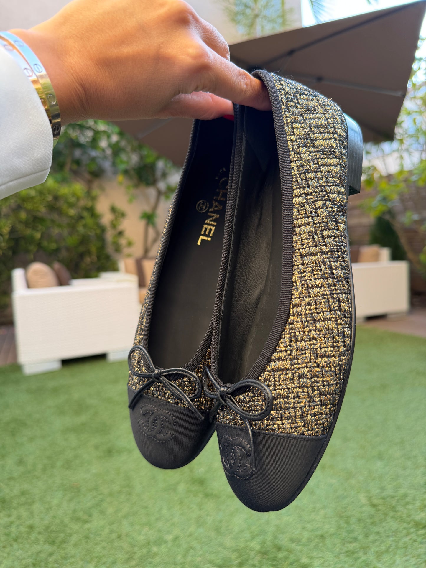 CHANEL CC LOGO GOLD BLACK FABRIC TWEED BALLET BALLETINA FLATS CAP TOE  SHOES