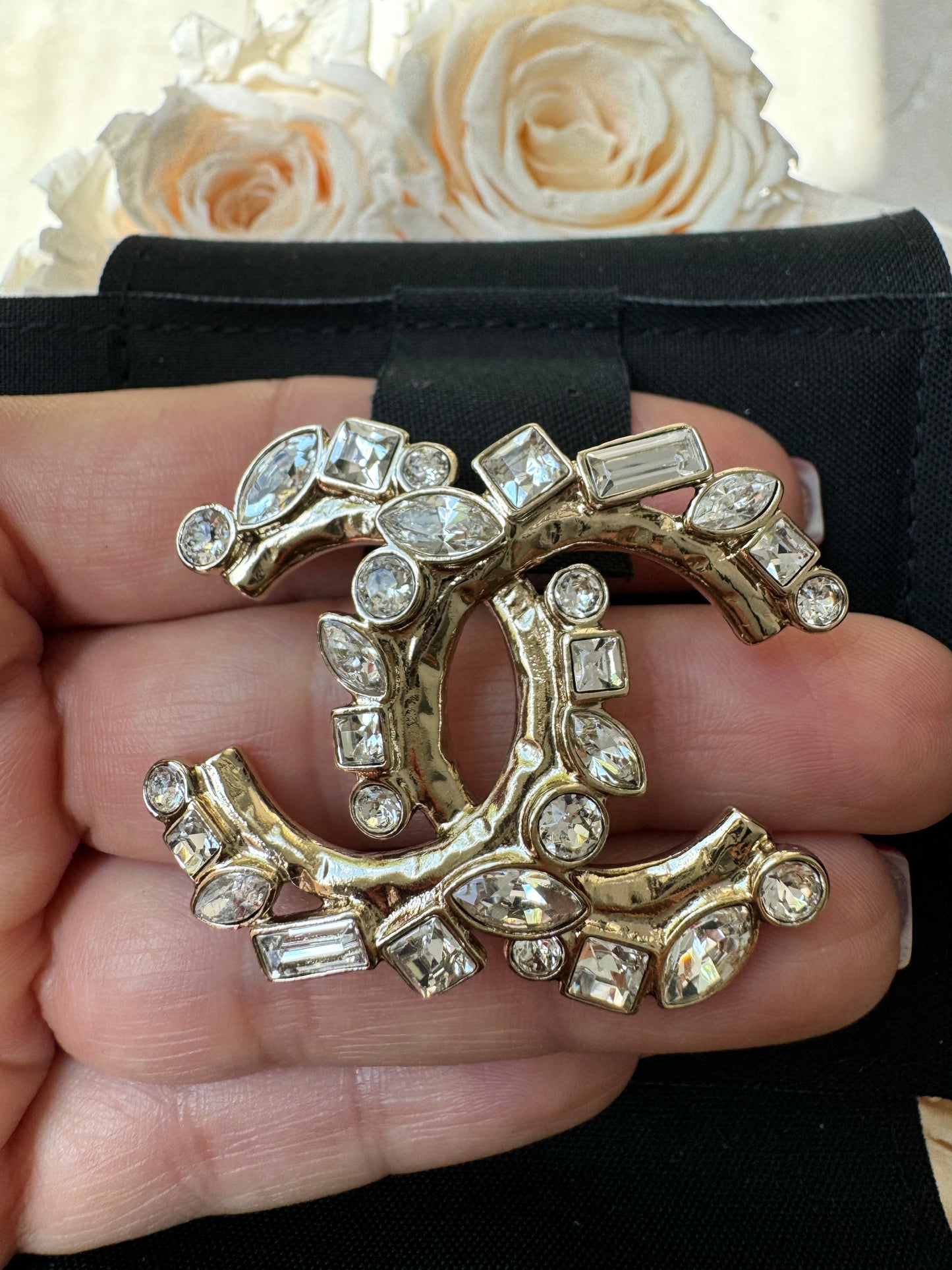 CHANEL 23P CLASSIC GOLD TONE LARGE CC LOGO CRYSTAL BAGUETTE BROOCH PIN