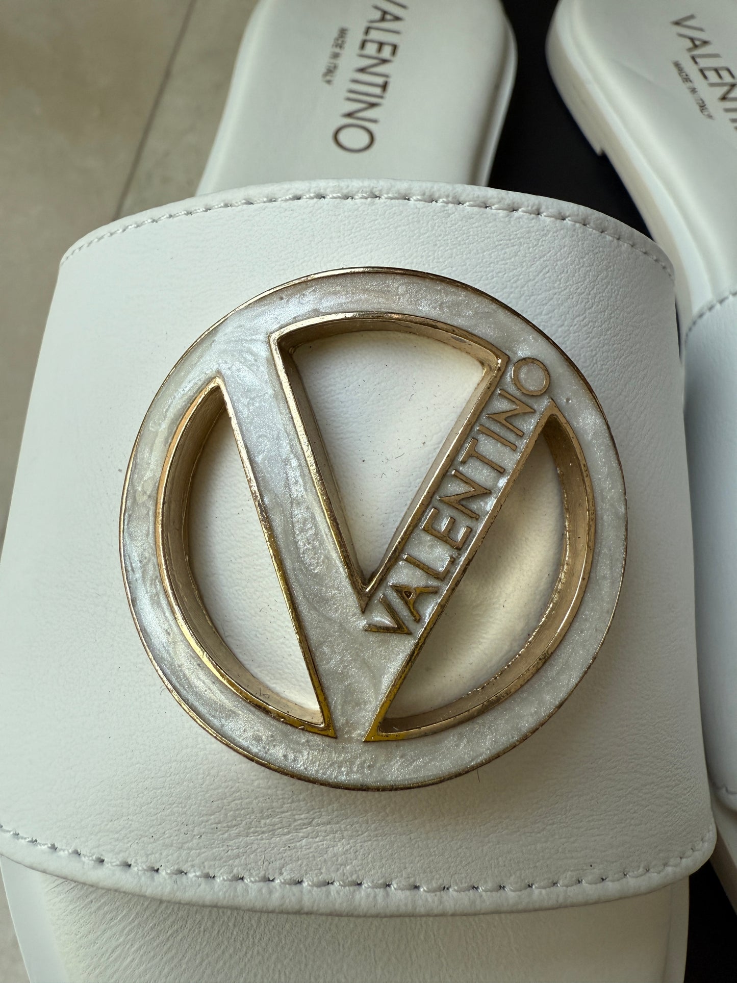 VALENTINO BY MARIO VALENTINO BUGOLA LEATHER LOGO SLIDE SANDAL WHITE SLIDES