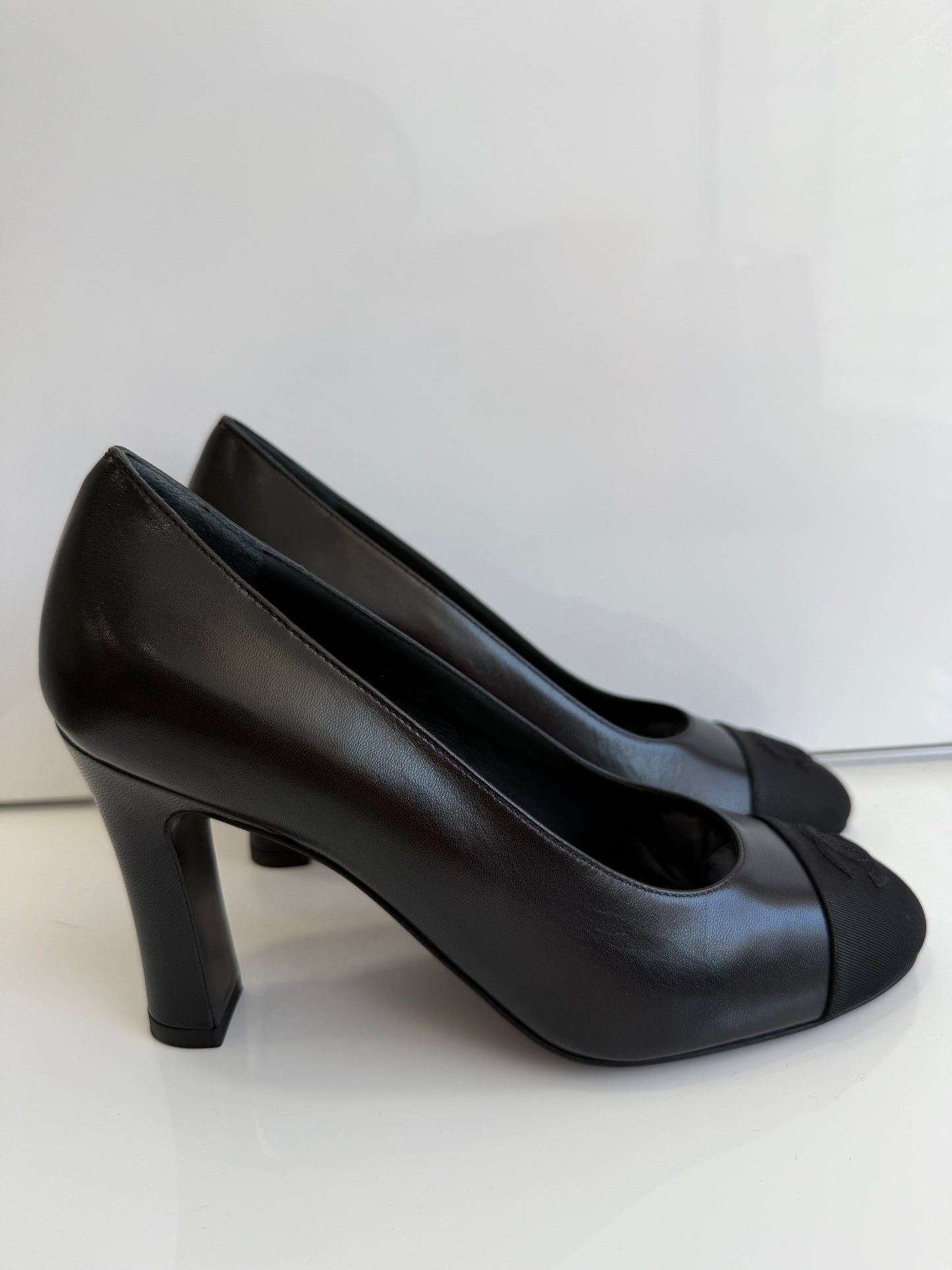 CHANEL CLASSIC CC LOGO GROSGRAIN CAP TOE BLACK LAMBSKIN LEATHER HEELS PUPMS