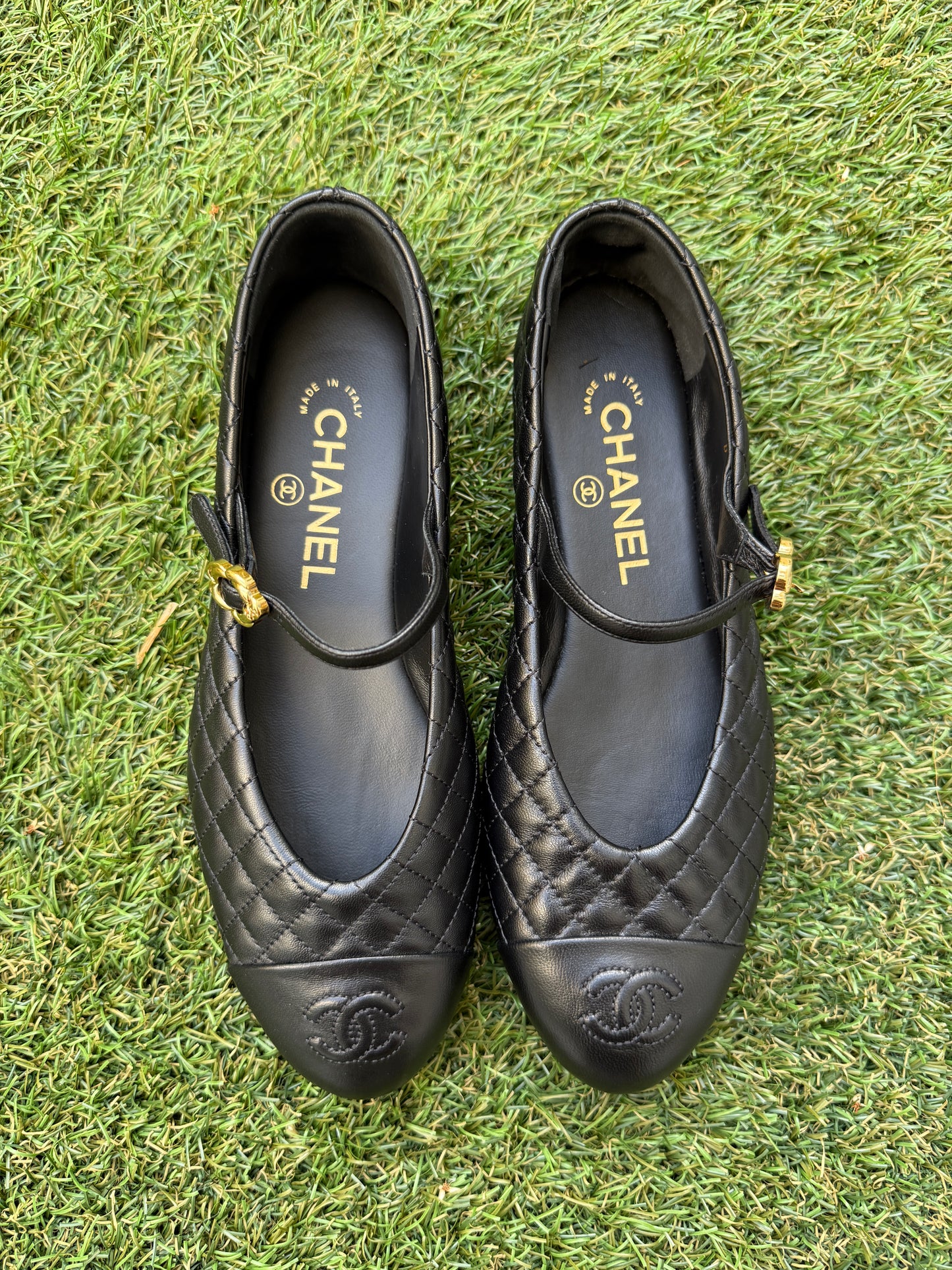 CHANEL CC LOGO BLACK LEATHER MARYJANE BALLET FLATS GOLD BUCKLE 37/37C MISMATCH