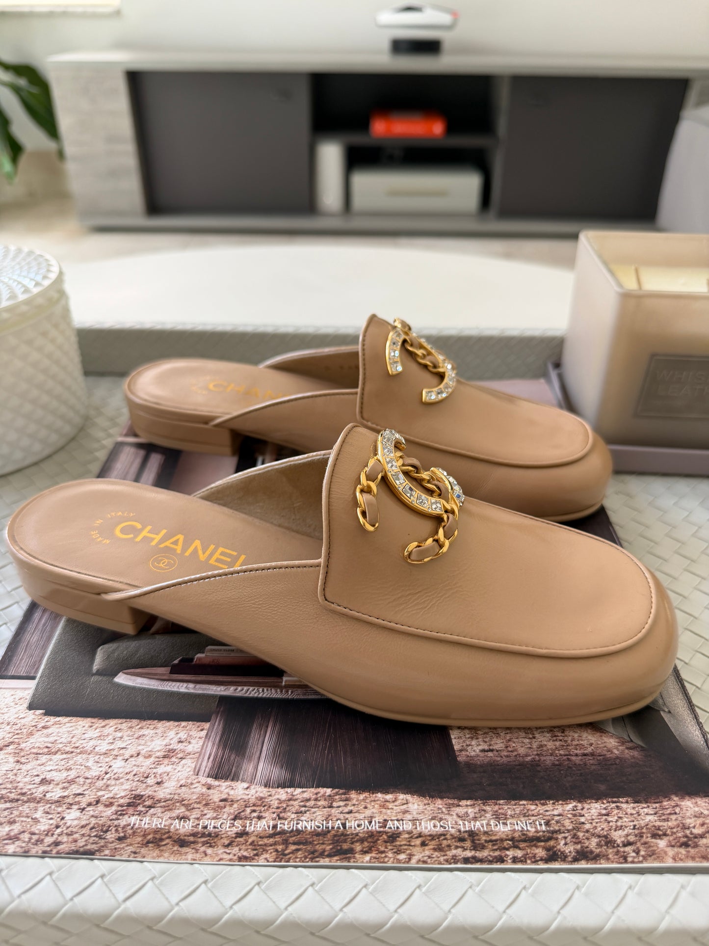 CHANEL GOLD CC LOGO WITH CRYSTALS CHAIN GOLD BEIGE NUDE PATENT LEATHER MULES SLIDES FLATS