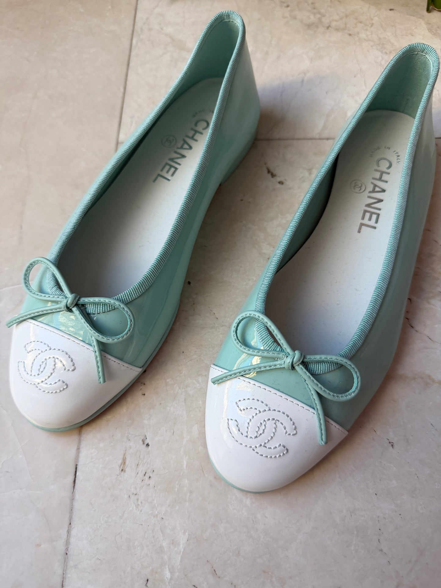 CHANEL MINTY TURQUOISE LIGHT GREEN PATENT LEATHER WHITE CC CAP TOE BALLET BALLERINA FLATS