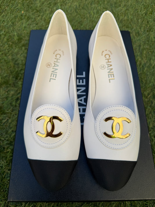 CHANEL SS 2026 CALFSKIN GROSGRAIN GOLD CC LOGO WHITE BLACK LEATHER CAPTOE MOCCASINS FLATS LOAFERS