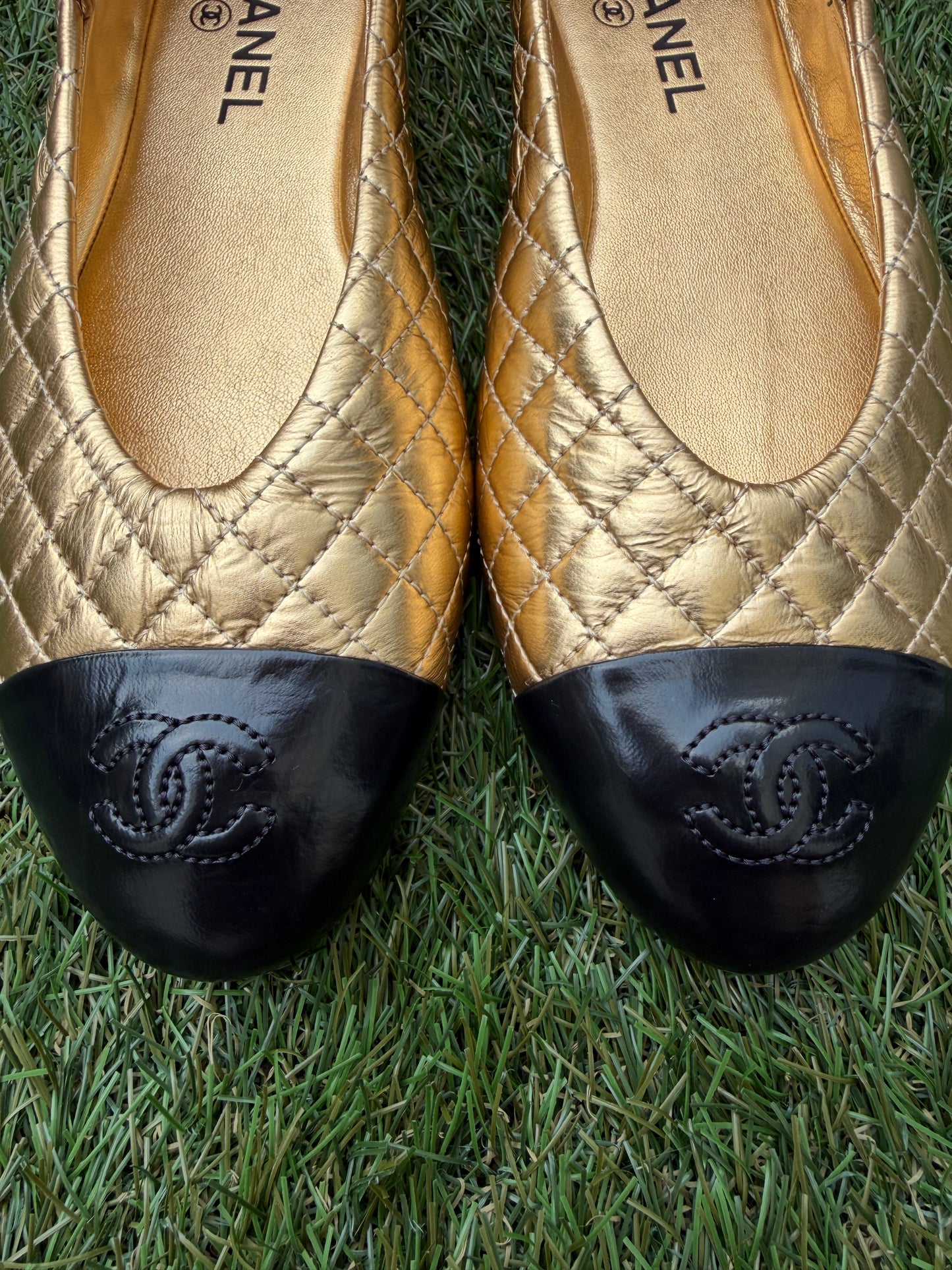 2025 CHANEL CC LOGO METALLIC GOLD LEATHER MARYJANE BALLET BALLERINA FLATS SHOES BUCKLE QUILTED PATENT BLACK CAP TOE