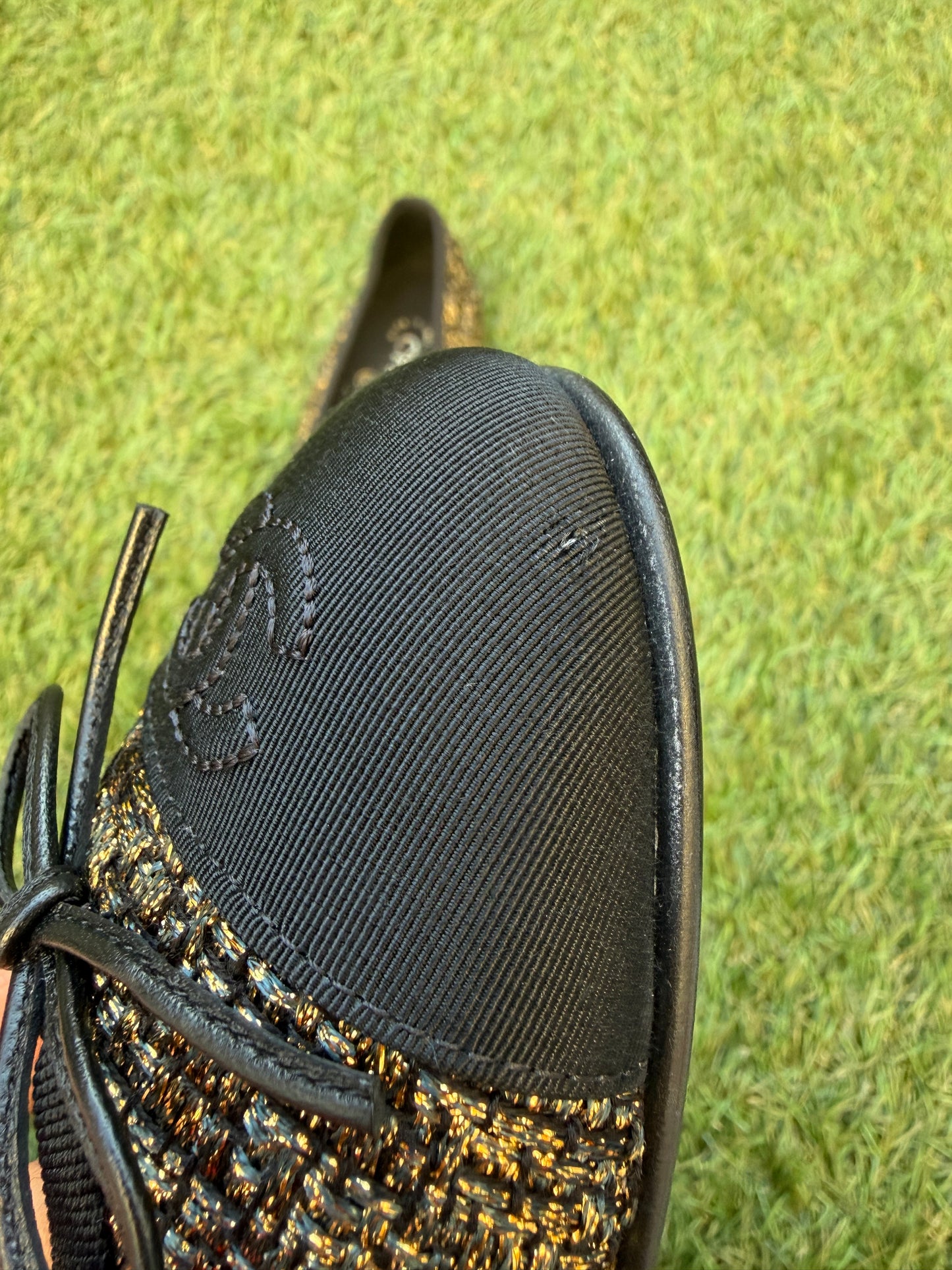 CHANEL CC LOGO GOLD BLACK FABRIC TWEED BALLET BALLETINA FLATS CAP TOE  SHOES