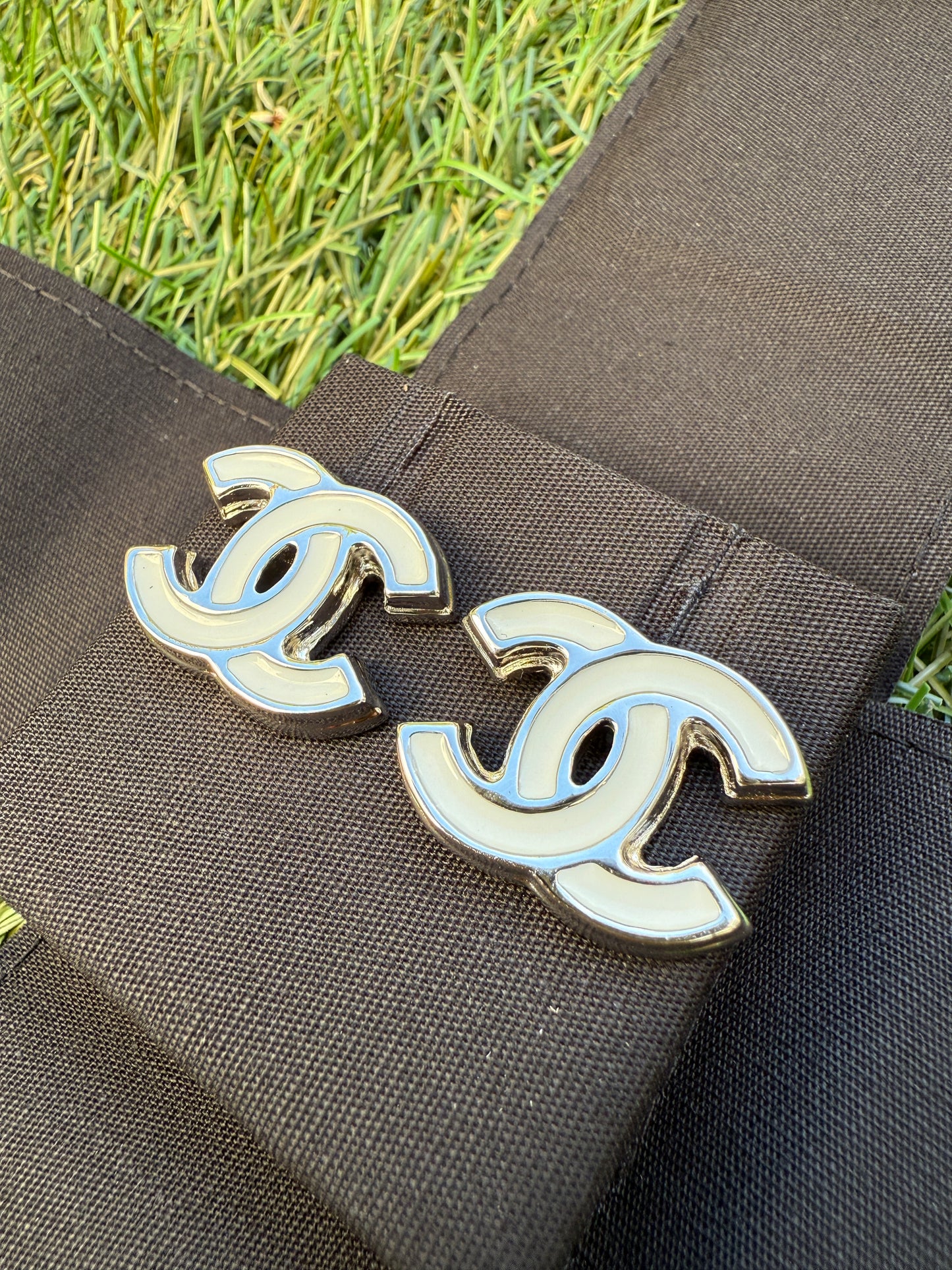 2025 25S CHANEL WHITE SILVER CC LOGO RESIN ENAMEL METAL STUDS EARRINGS SOLD OUT