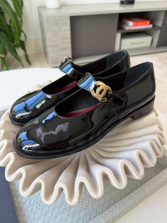 CHANEL 26B BLACK PATENT LEATHER MARYJANES GOLD CC LOGO ADJUSTABLE LOCK FLATS