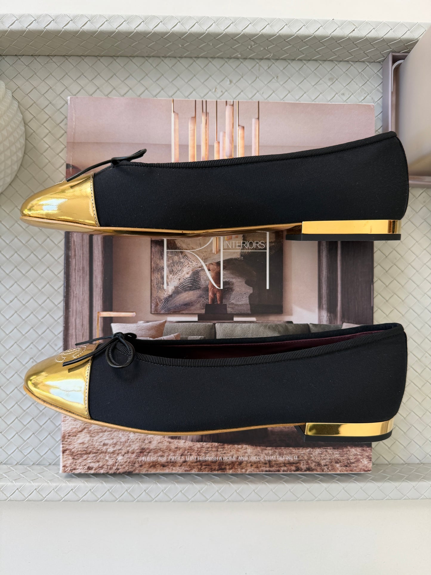CHANEL GOLD METALLIC GROSGRAIN CC LOGO CAPTOE BLACK FABRIC BALLET FLATS SHOES