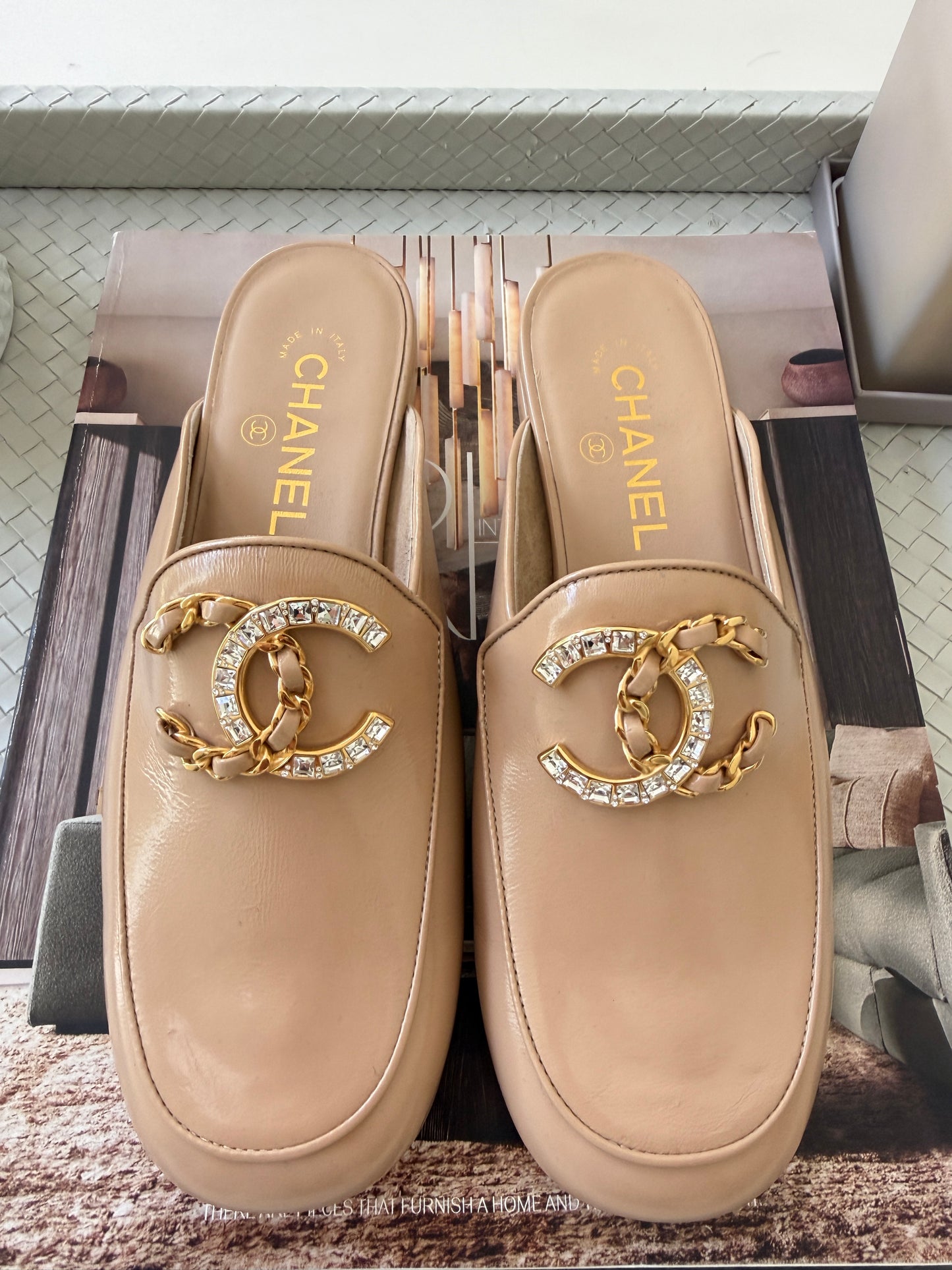 CHANEL GOLD CC LOGO WITH CRYSTALS CHAIN GOLD BEIGE NUDE PATENT LEATHER MULES SLIDES FLATS