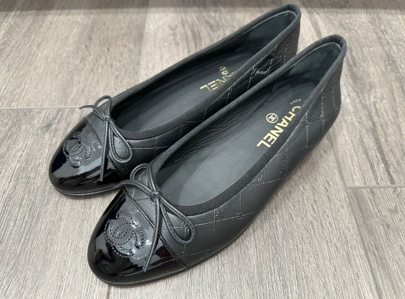 CHANEL CC LOGO STAMPED EMBOSSED BLACK LEATHER PATENT CAP TOE BALLET BALLERINA FLATS SHOES