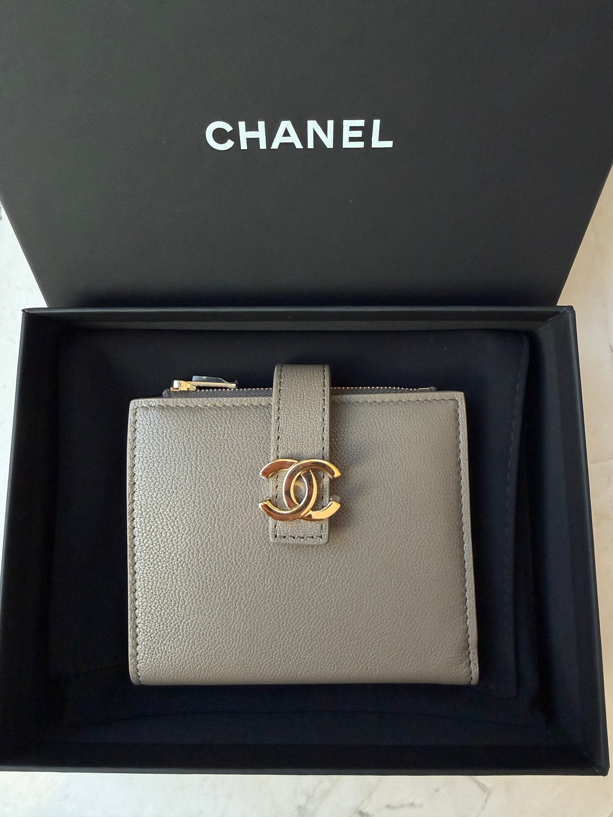 Chanel Metier’s d’Art 26A Bifold Dark Khaki Fonce Chèvre Leather Gold CC Logo Small Wallet Card Holder